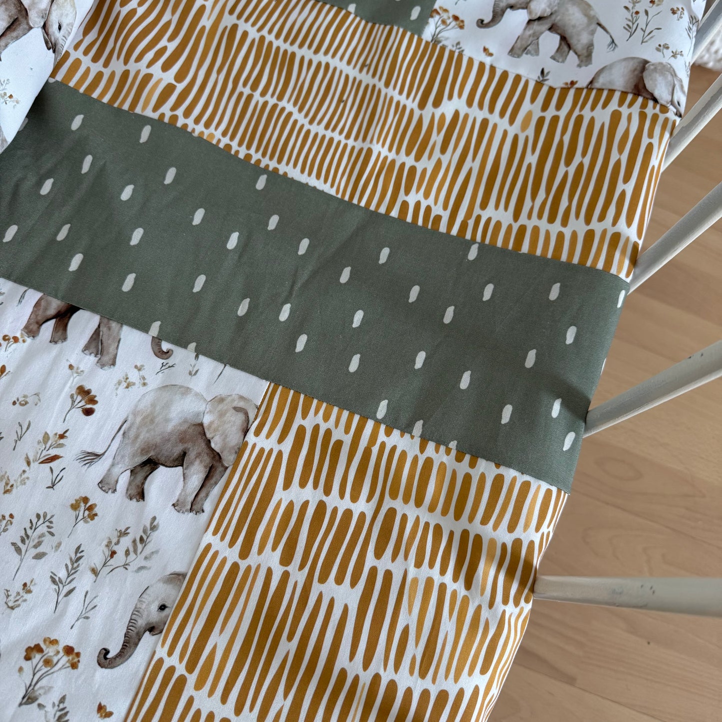 Prête à partir, Couverture de style courtepointe légèrement matelassée, Éléphants gris. Endos doux en minky ivoire