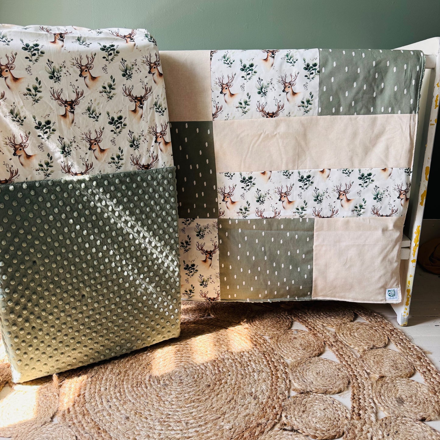Prête à partir, Couverture de style courtepointe légèrement matelassée, Cerfs et branches. Endos doux en minky vert olive