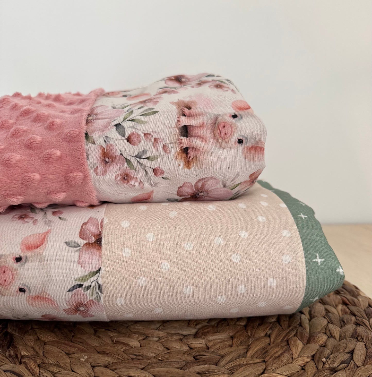 Prête à partir, Couverture de style courtepointe légèrement matelassée, Cochons roses. Endos doux en minky ivoire