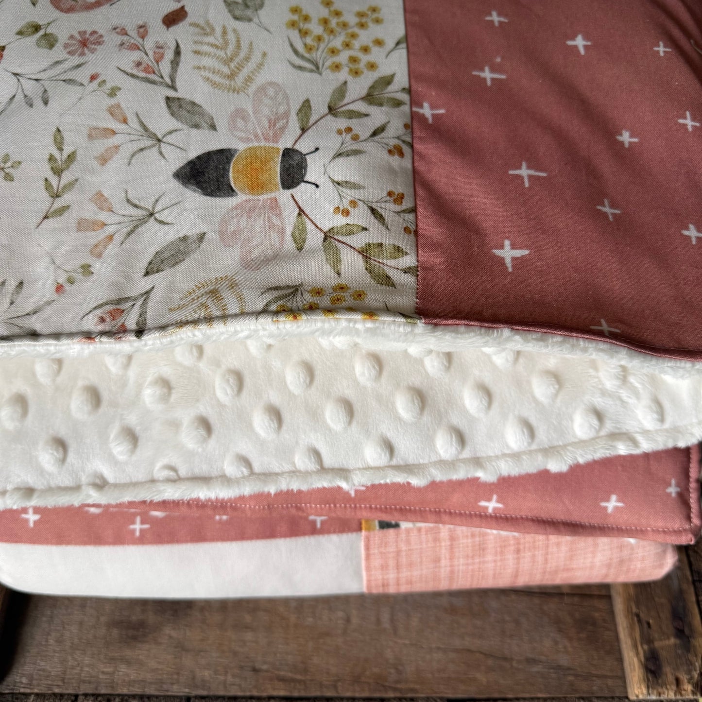 Prête à partir, Couverture de style courtepointe légèrement matelassée, Abeilles. Endos doux en minky ivoire