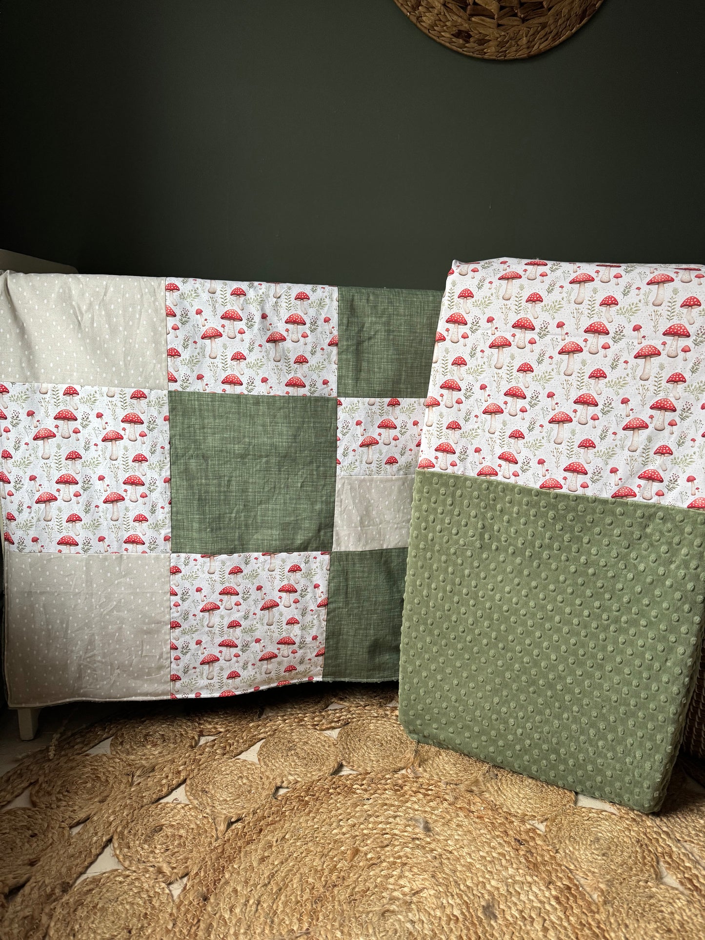Couverture de style courtepointe Champignons, légèrement matelassée. Endos doux au choix et possibilité d'ajouter des accessoires assortis (délai 2-4 semaines)