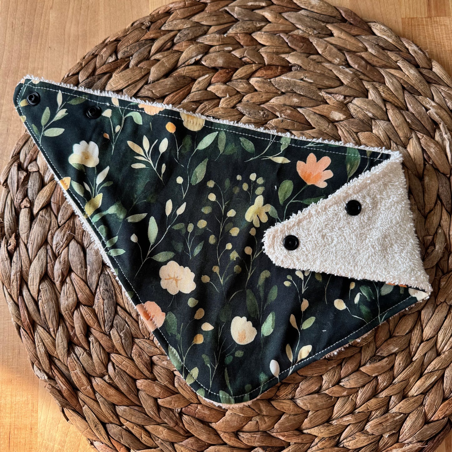 Foulard-Bavoir, petite bavette style bandana, bavoir, avec endos en ratine absorbante.