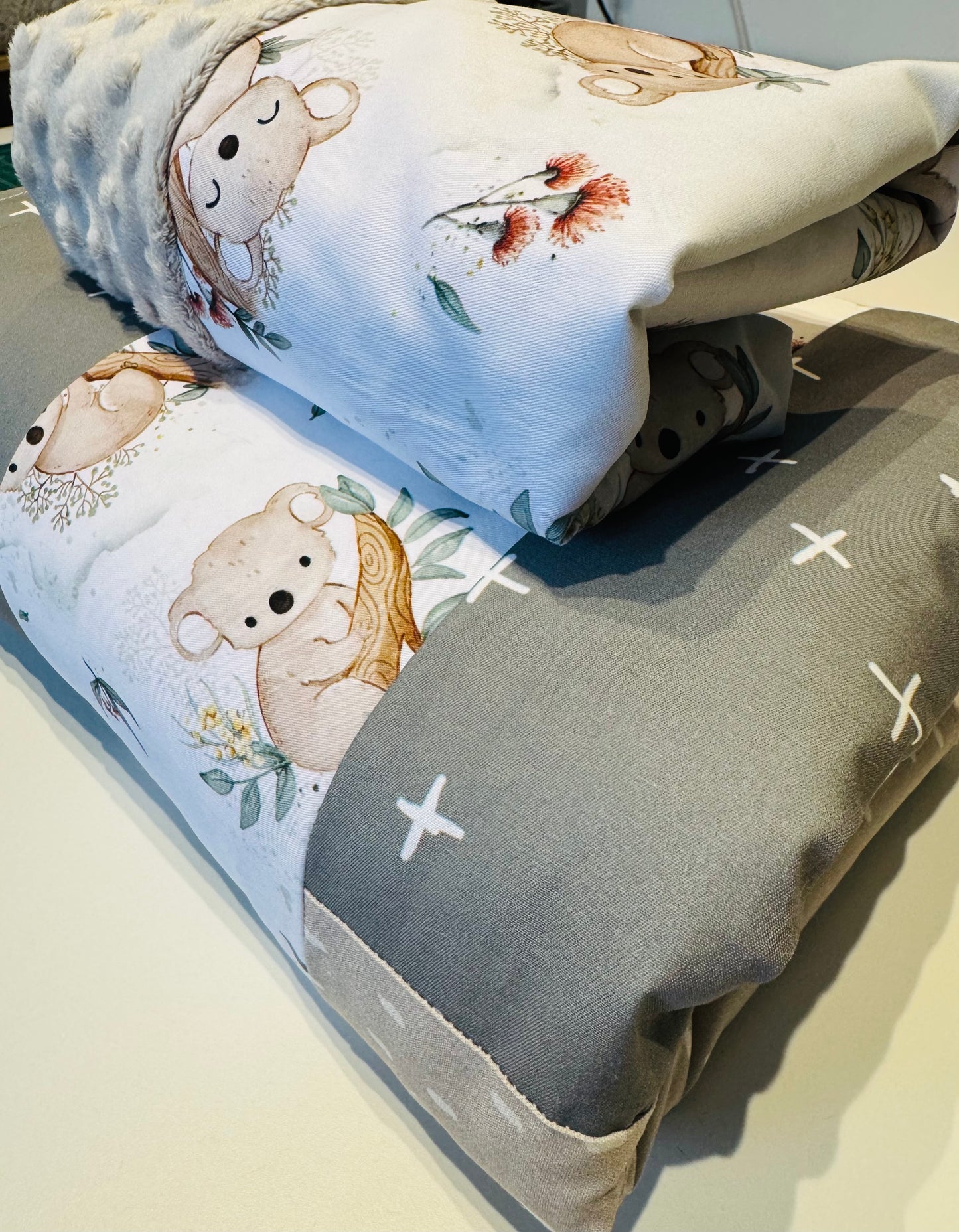 Prête à partir, Couverture de style courtepointe légèrement matelassée, koalas et teintes de vert de gris et beige. Endos doux en minky gris pale