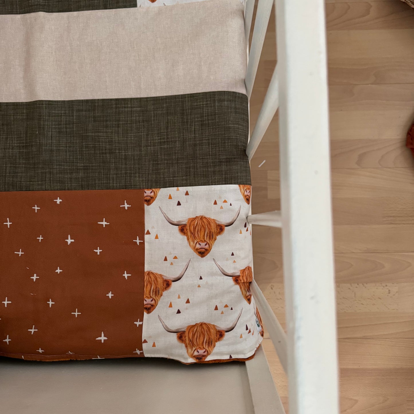 Prête à partir, Couverture de style courtepointe légèrement matelassée, vaches highland. Endos doux en minky orange