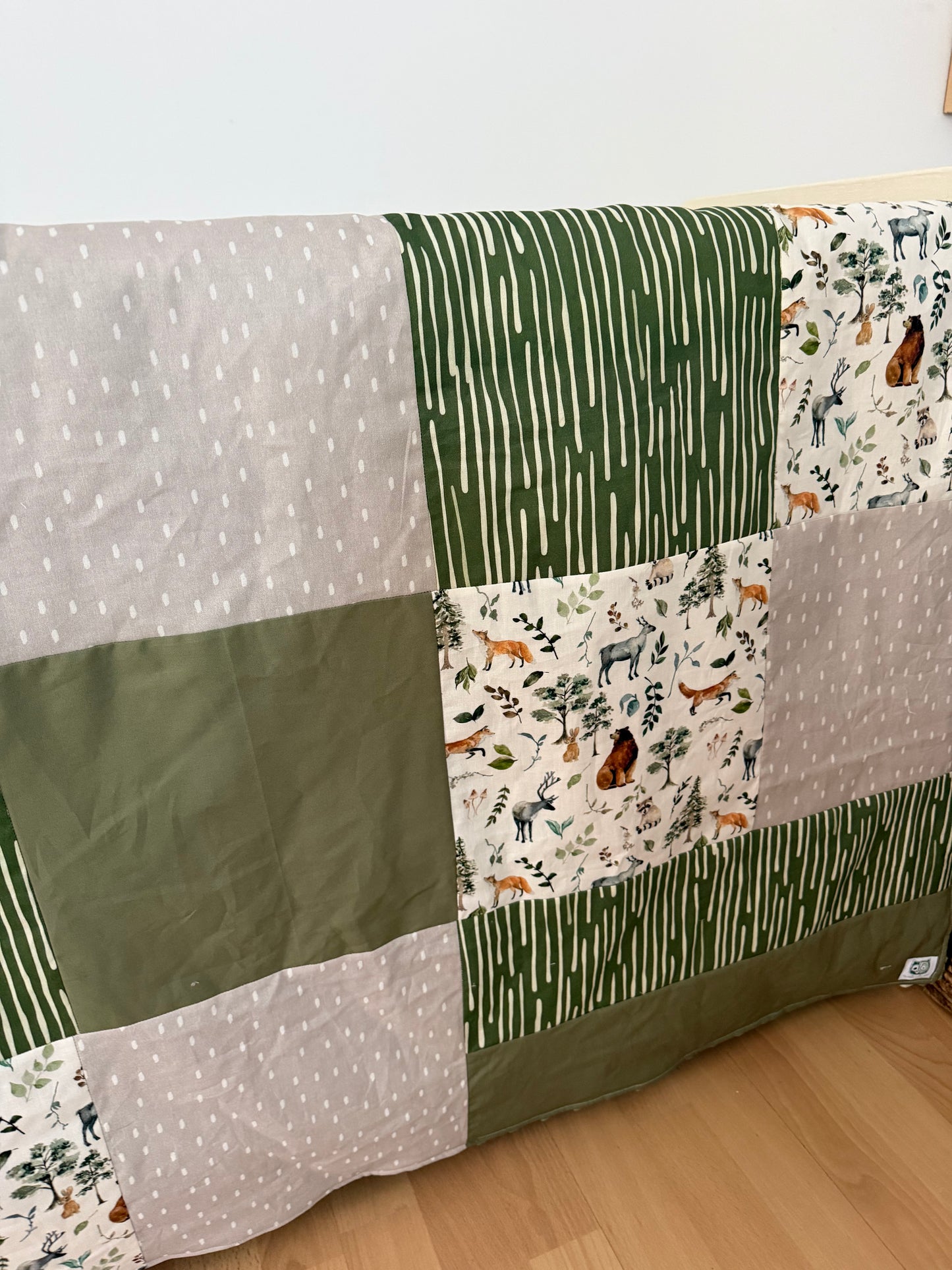 Prête à partir, Couverture de style courtepointe légèrement matelassée, Animaux de la forêt vert olive et gris/beige. Endos doux en minky vert