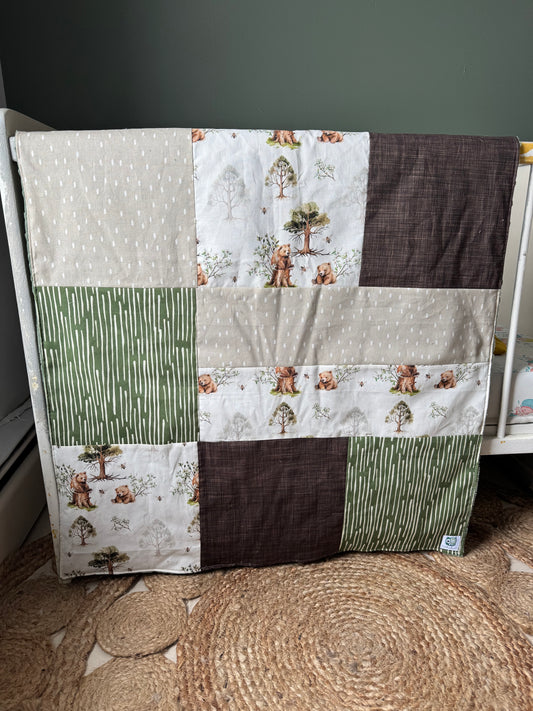 Prête à partir, Couverture de style courtepointe légèrement matelassée, Oursons et arbres. Endos doux en minky vert