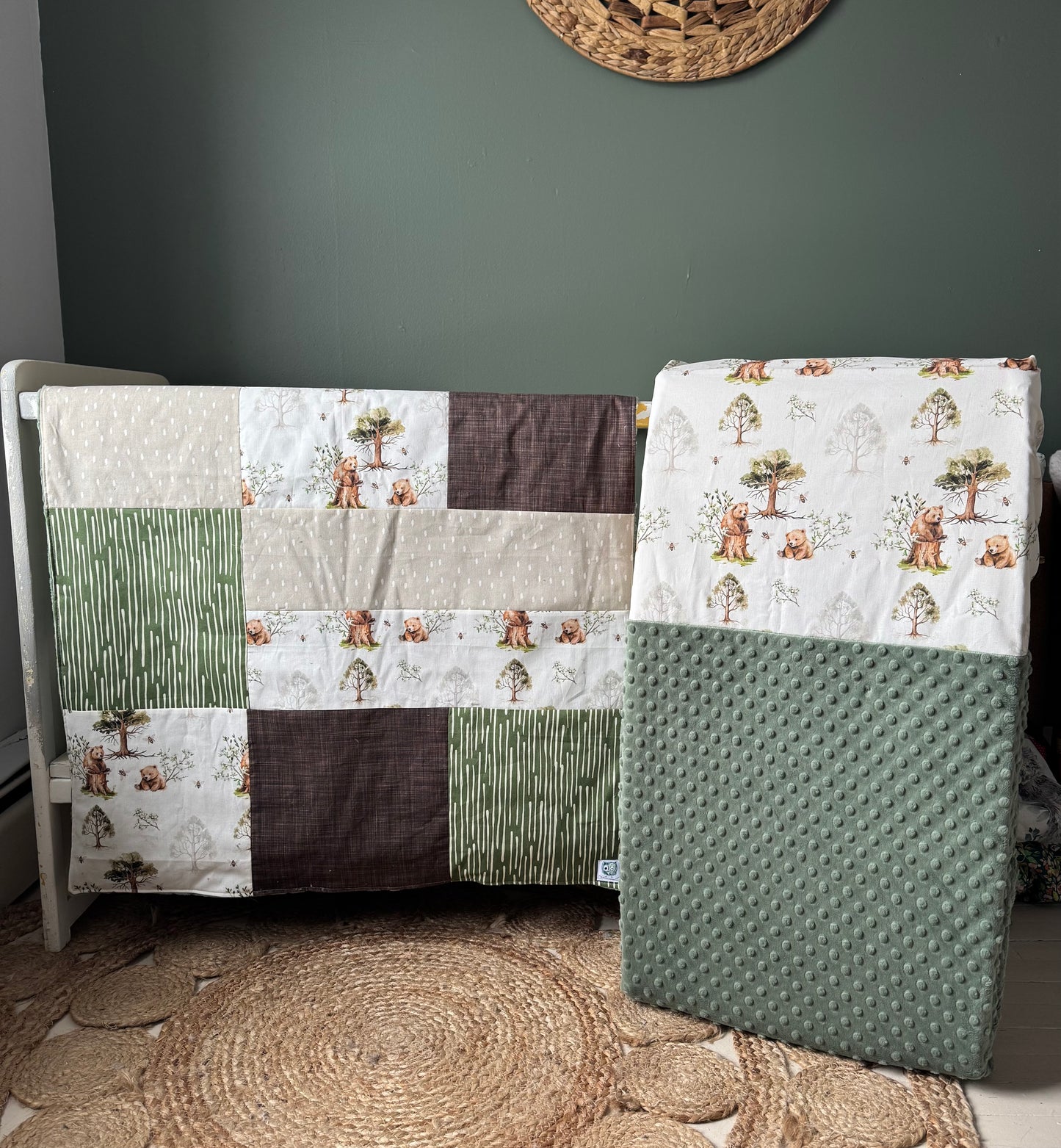 Prête à partir, Couverture de style courtepointe légèrement matelassée, Oursons et arbres. Endos doux en minky vert