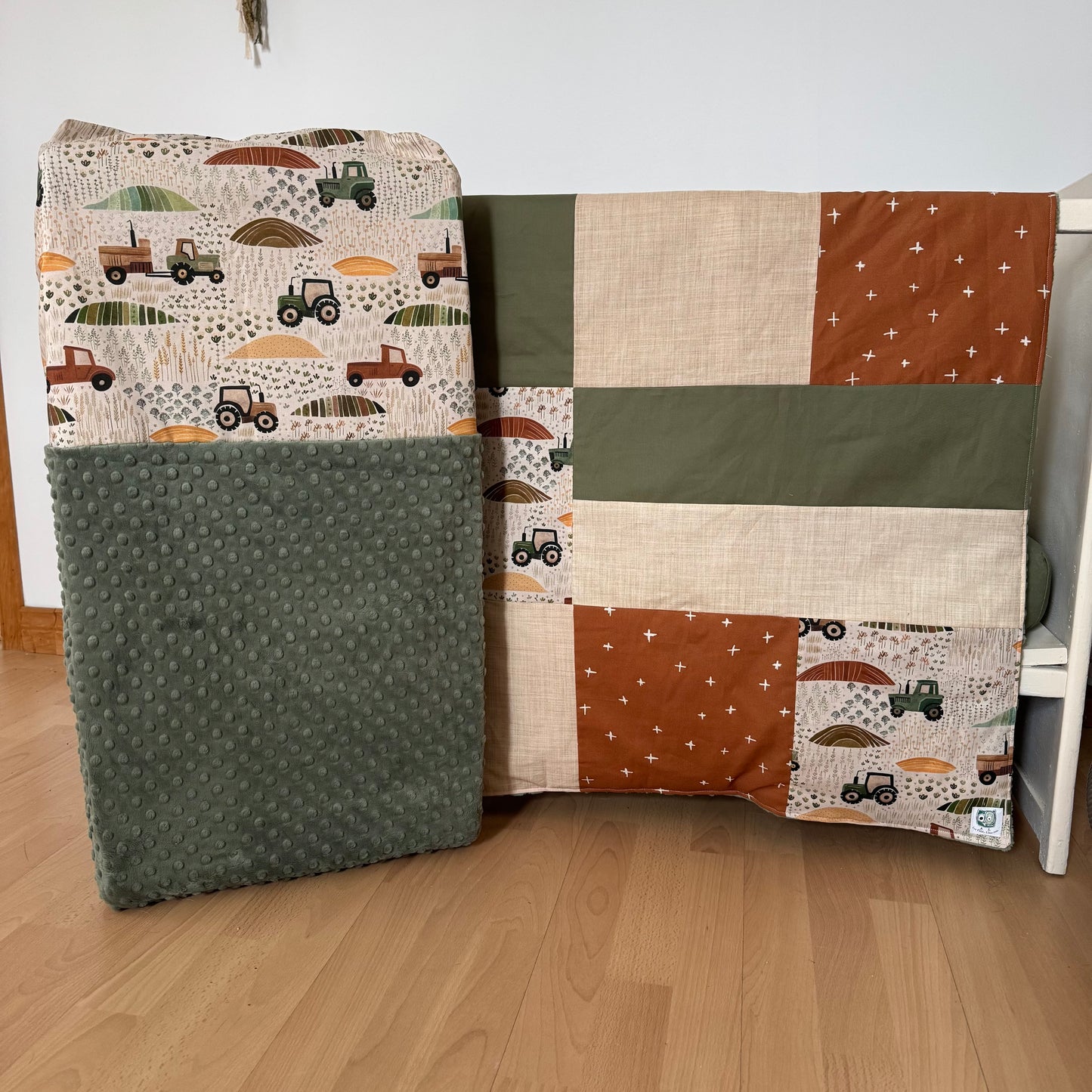Prête à partir, Couverture de style courtepointe légèrement matelassée, tracteurs . Endos doux en minky vert olive