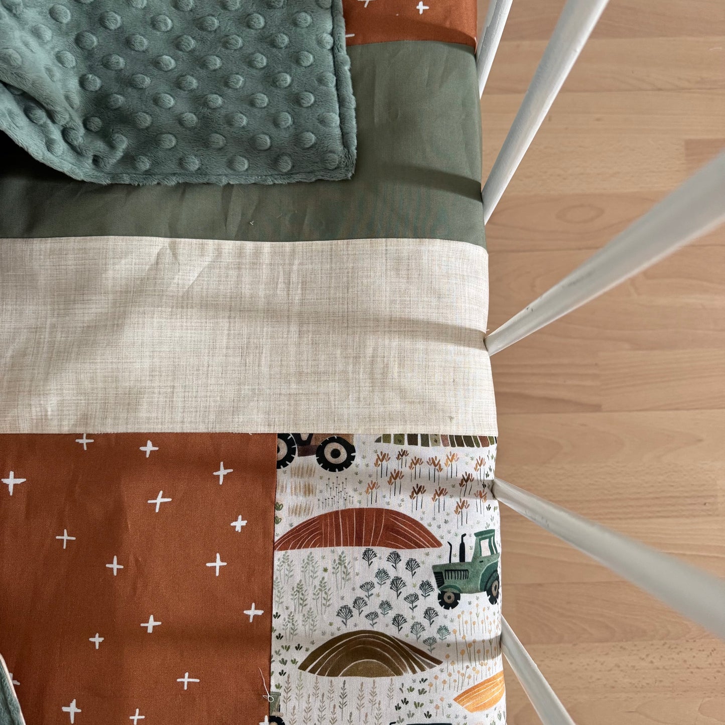 Prête à partir, Couverture de style courtepointe légèrement matelassée, tracteurs . Endos doux en minky vert olive