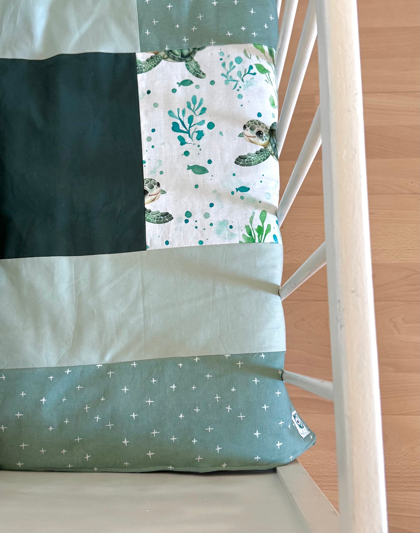 Prête à partir, Couverture de style courtepointe légèrement matelassée, tortues. Endos doux en minky émeraude