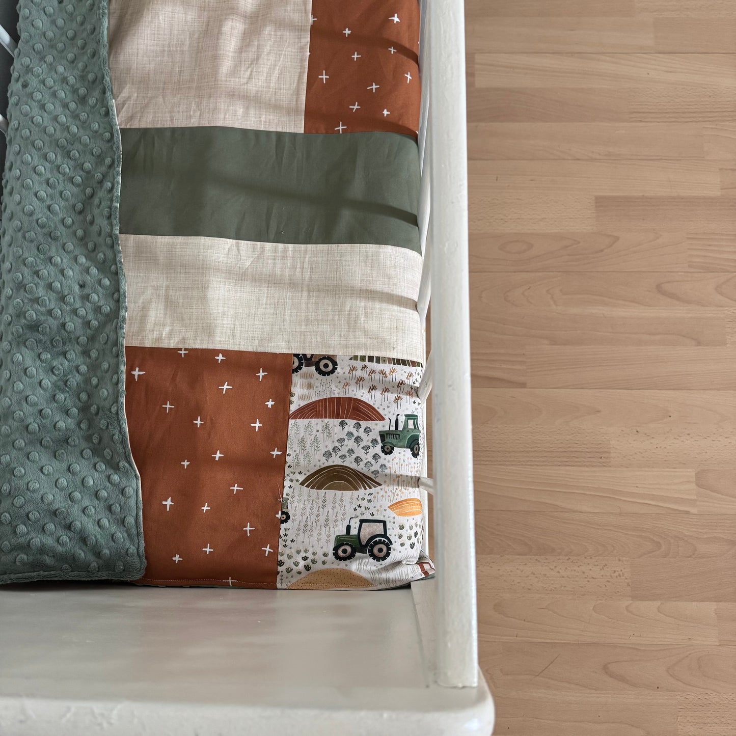 Prête à partir, Couverture de style courtepointe légèrement matelassée, tracteurs . Endos doux en minky vert olive