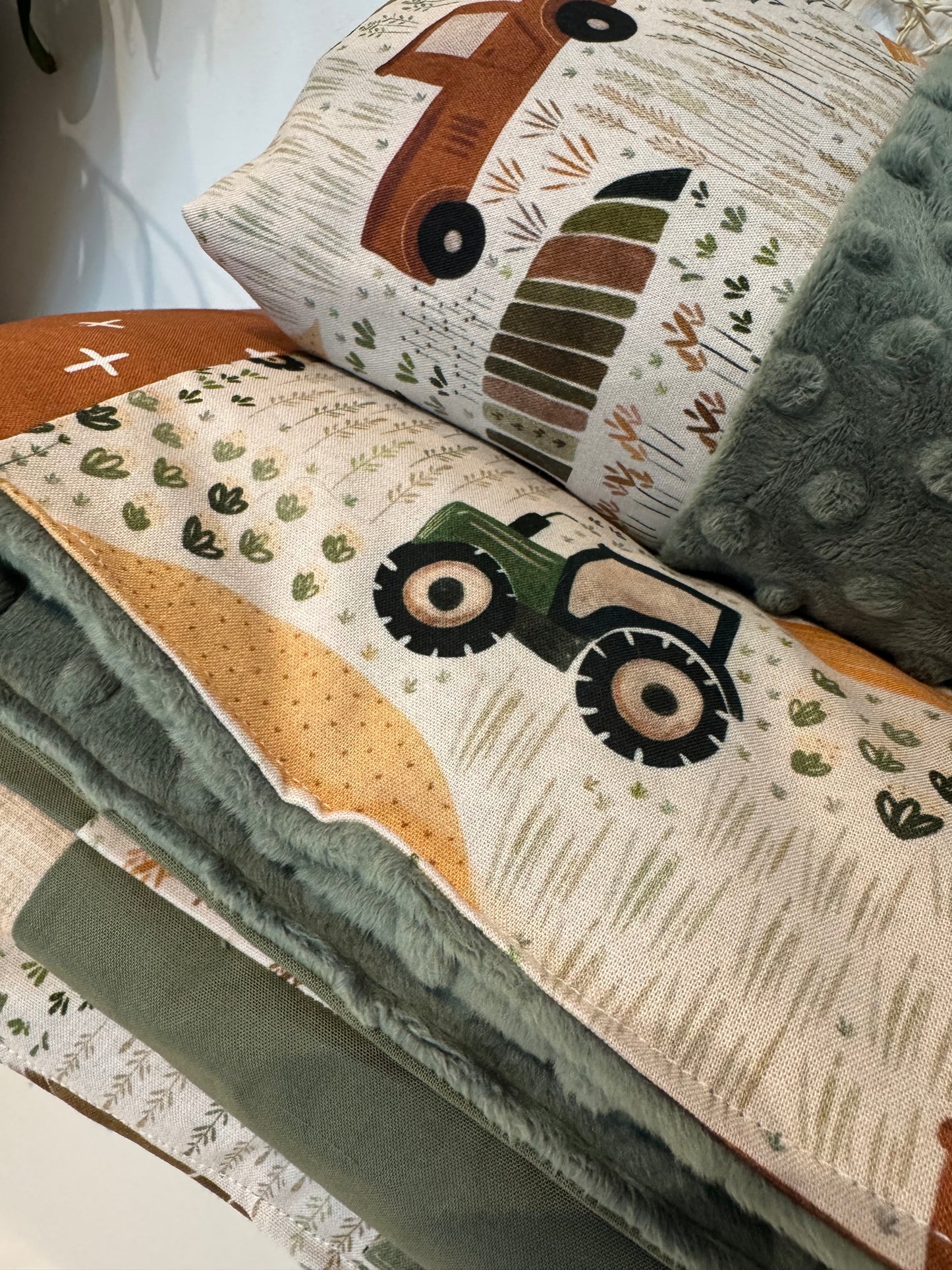 Prête à partir, Couverture de style courtepointe légèrement matelassée, tracteurs . Endos doux en minky vert olive