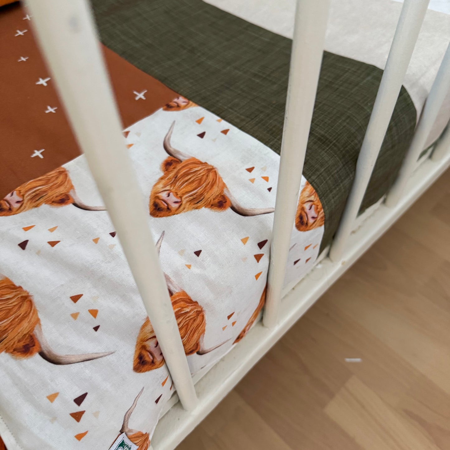 Prête à partir, Couverture de style courtepointe légèrement matelassée, vaches highland. Endos doux en minky orange