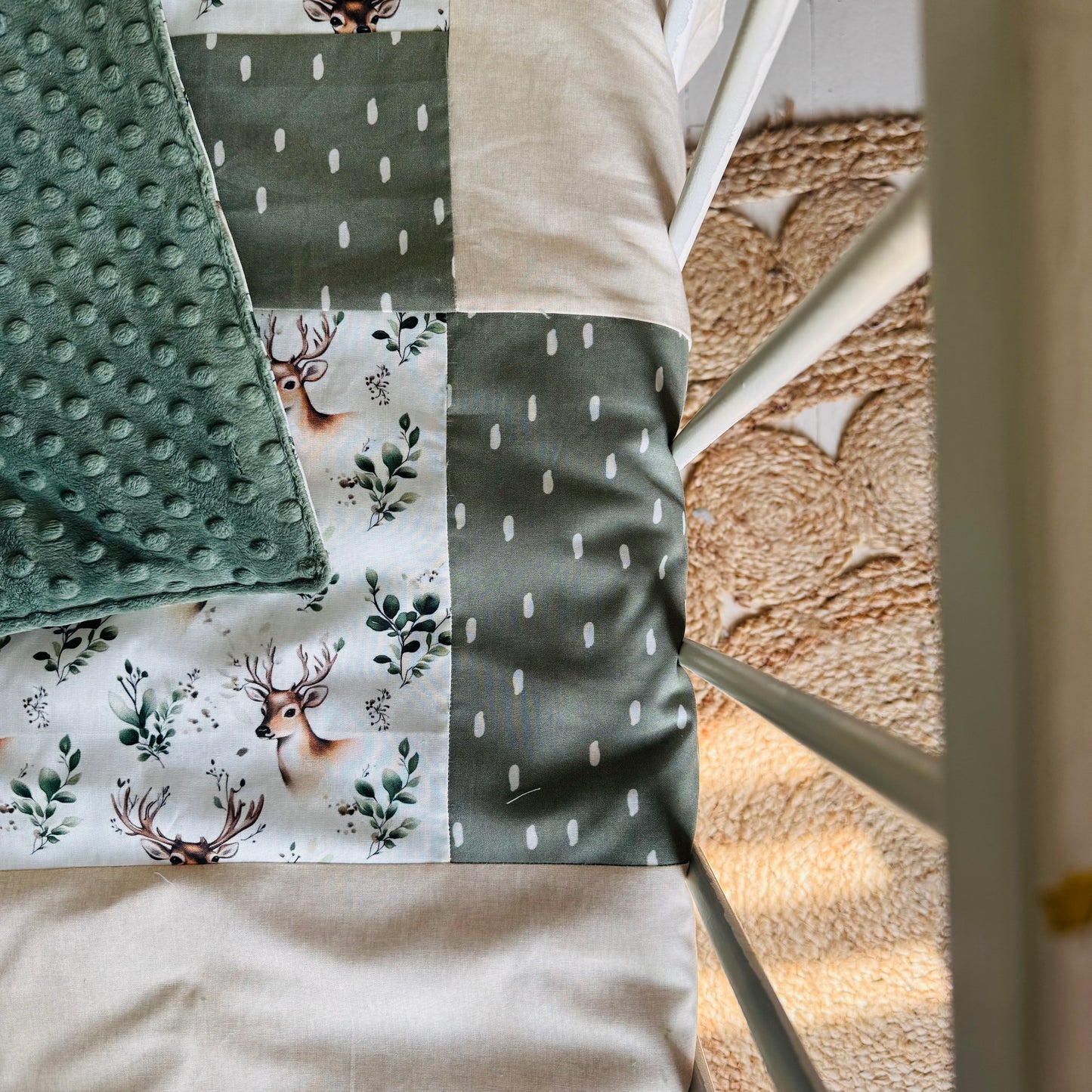 Prête à partir, Couverture de style courtepointe légèrement matelassée, Cerfs et branches. Endos doux en minky vert olive