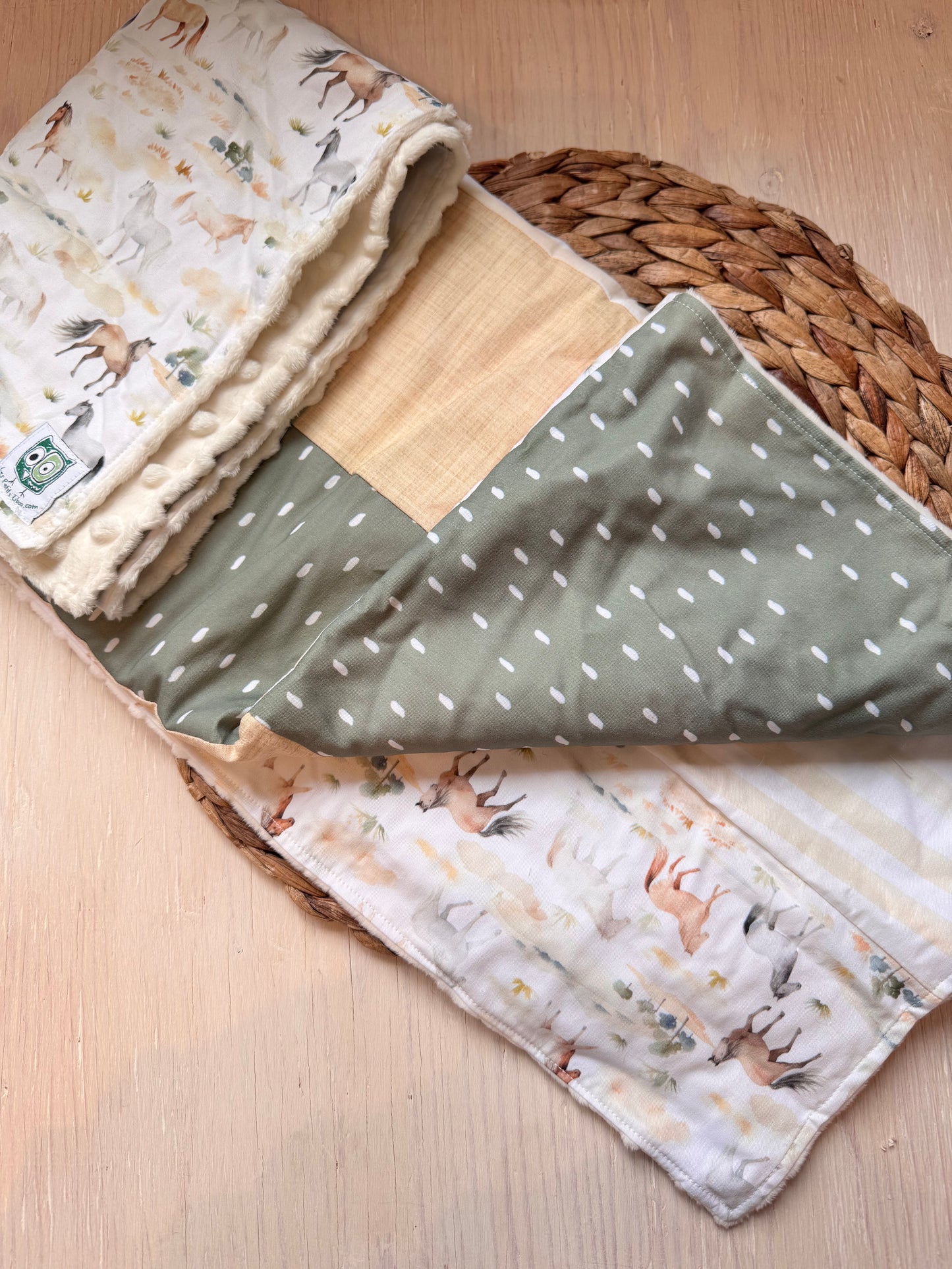 SOLDE, Prête à partir, Couverture de style courtepointe chevaux turquoise Endos doux en minky ivoire