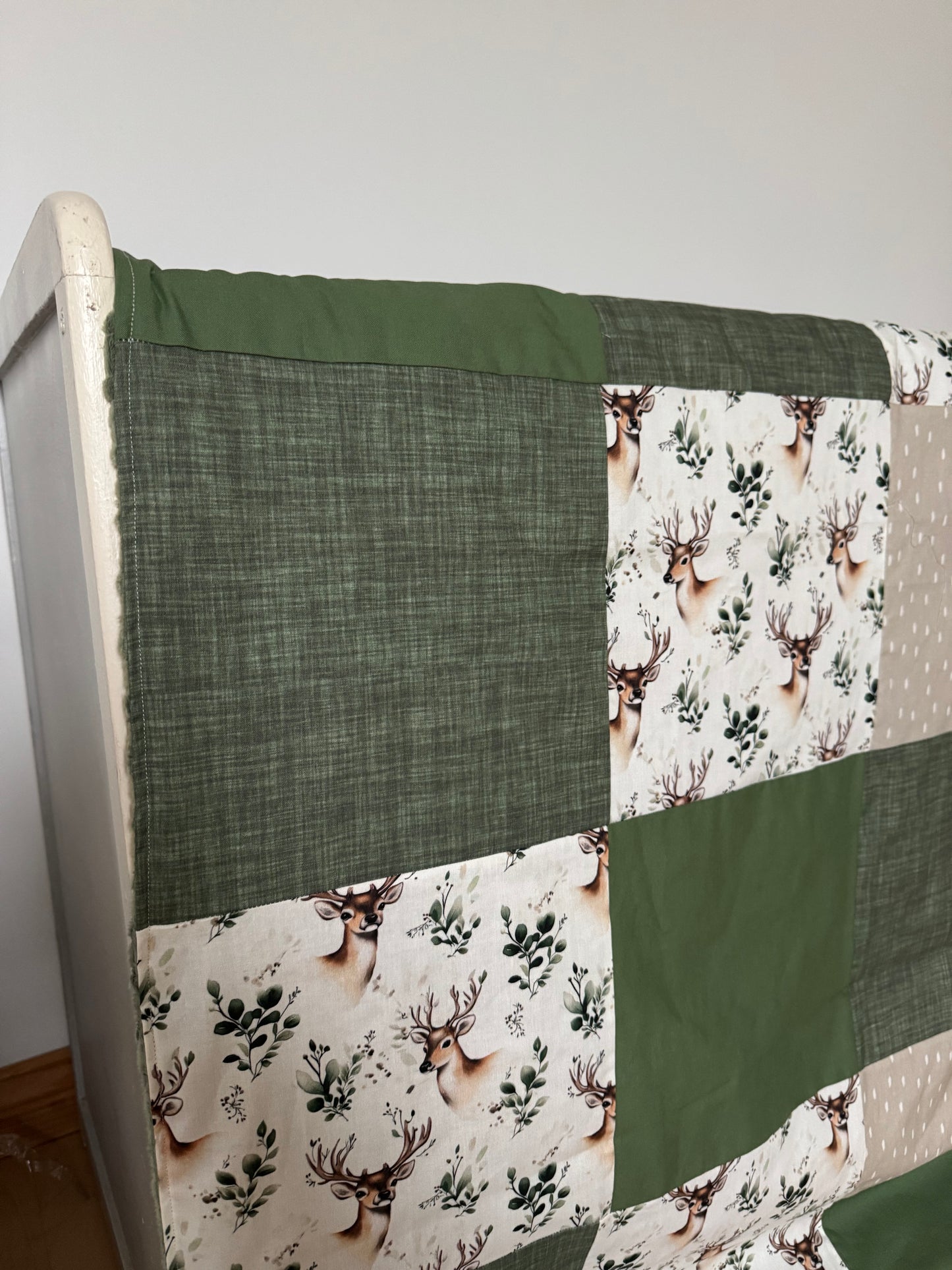 Prête à partir, Couverture de style courtepointe légèrement matelassée, cerfs et branches.  Endos doux en minky vert olive