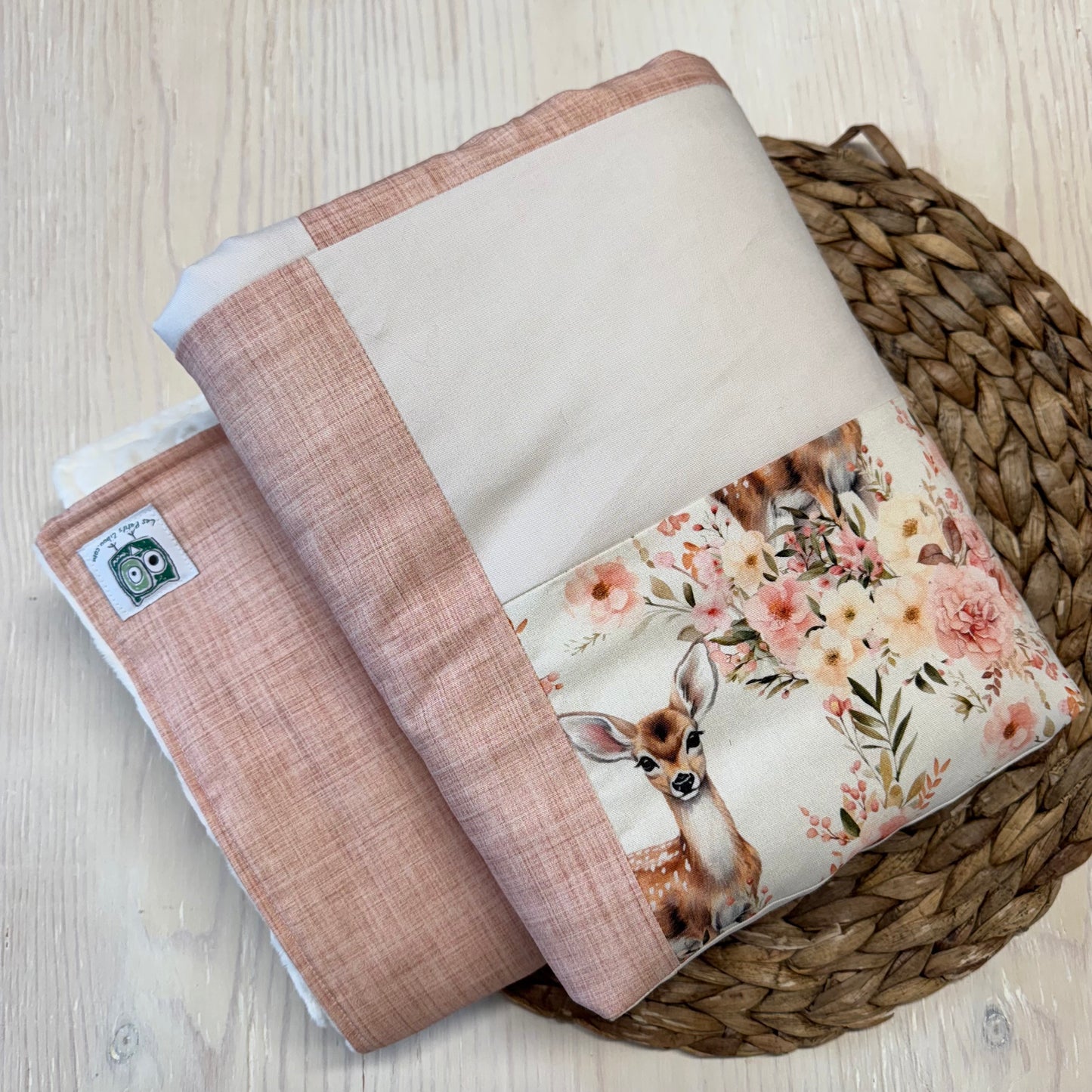 Prête à partir, Couverture de style courtepointe légèrement matelassée, cerfs fleuri rose et jaune. Endos doux en minky ivoire