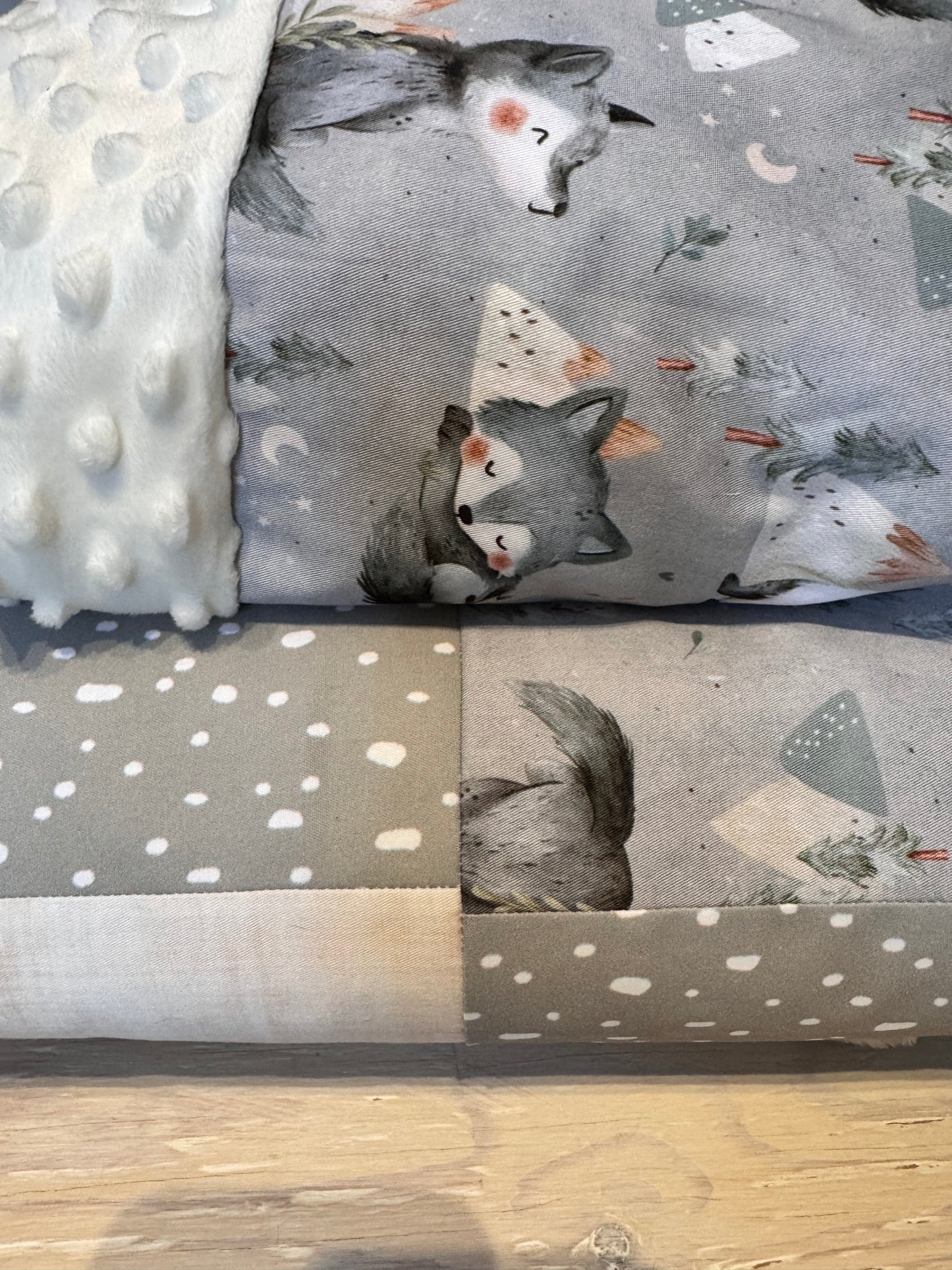 Prête à partir, Couverture de style courtepointe légèrement matelassée, Loups. Endos doux en minky ivoire