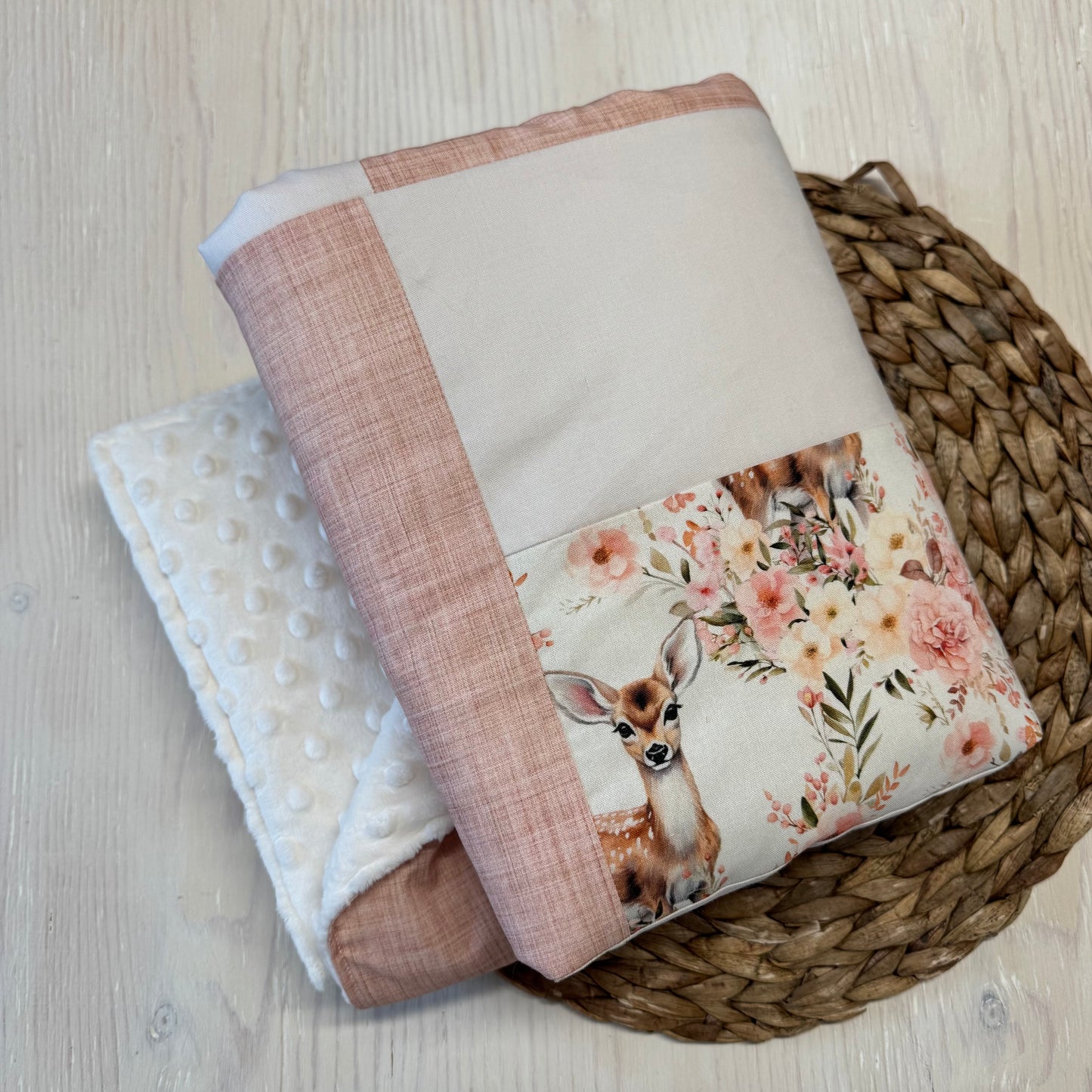 Prête à partir, Couverture de style courtepointe légèrement matelassée, cerfs fleuri rose et jaune. Endos doux en minky ivoire