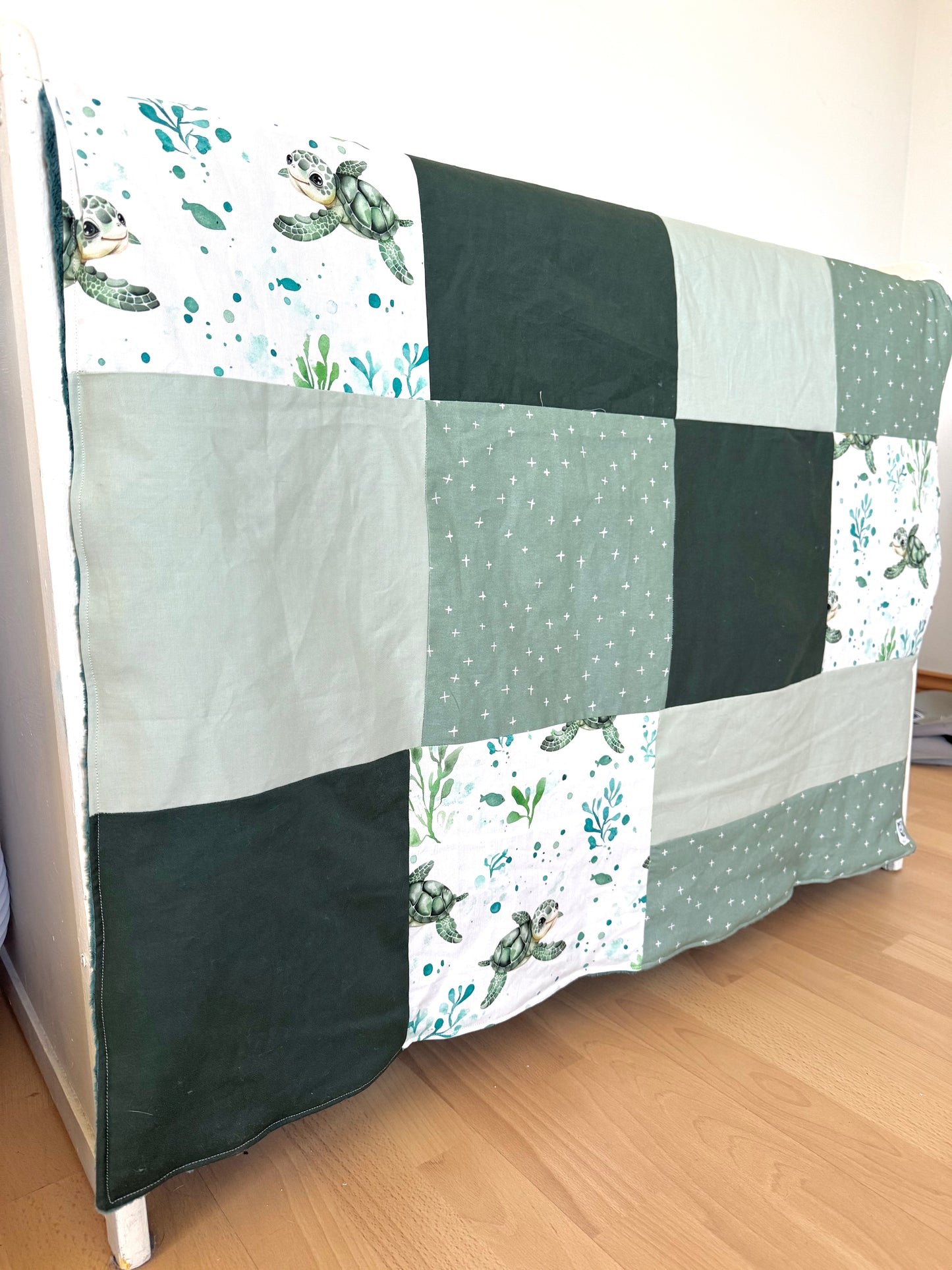 Prête à partir, Couverture de style courtepointe légèrement matelassée, tortues. Endos doux en minky émeraude