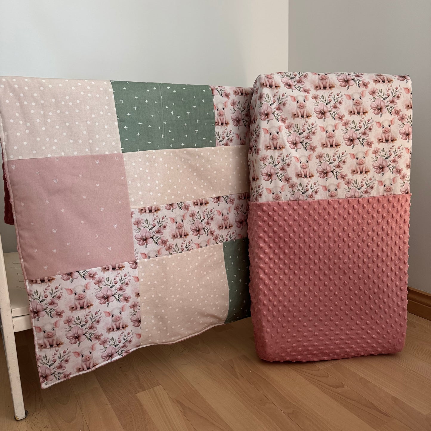 Prête à partir, Couverture de style courtepointe légèrement matelassée, Cochons roses. Endos doux en minky ivoire