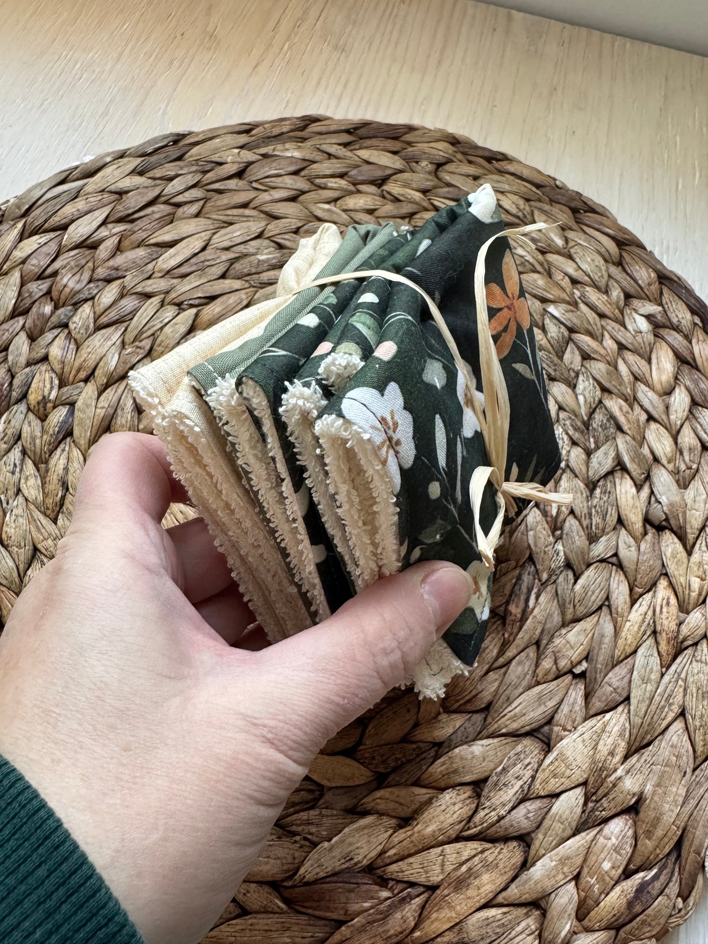 Washcloths, wipes, size 8x8'', come in a set of 4