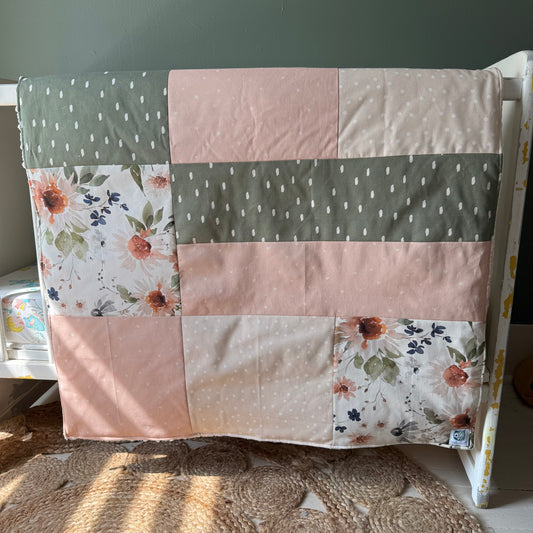 Prête à partir, Couverture de style courtepointe légèrement matelassée, Fleuri automnal.  Endos doux en minky ivoire