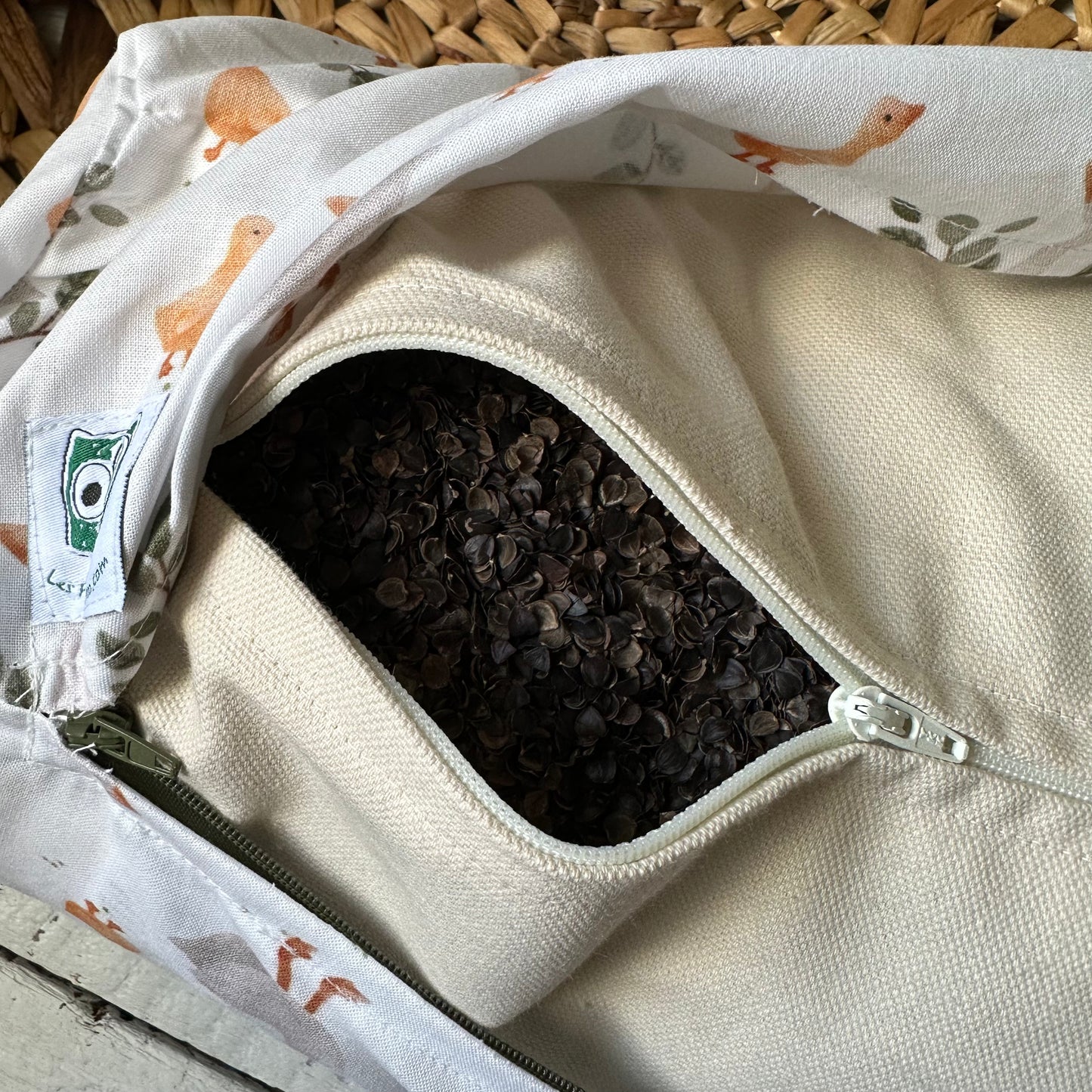 Prêt à partir, Coussin d'allaitement Cylindrique rempli d'écales de sarrasin. Longueur de 20''
