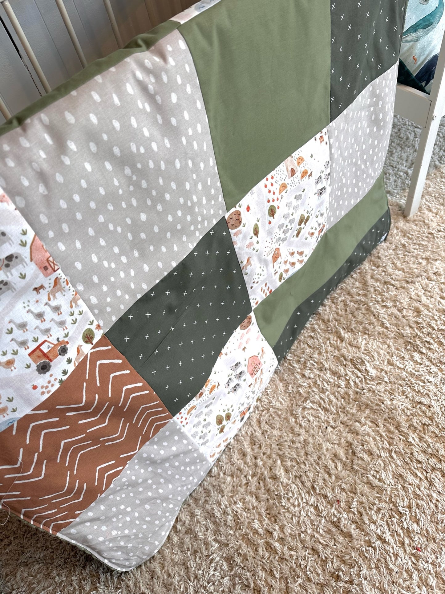 Couverture de style courtepointe À LA FERME / VERT JUNGLE terracotta, beige et vert olive. Endos doux au choix et possibilité d'ajouter des accessoires assortis