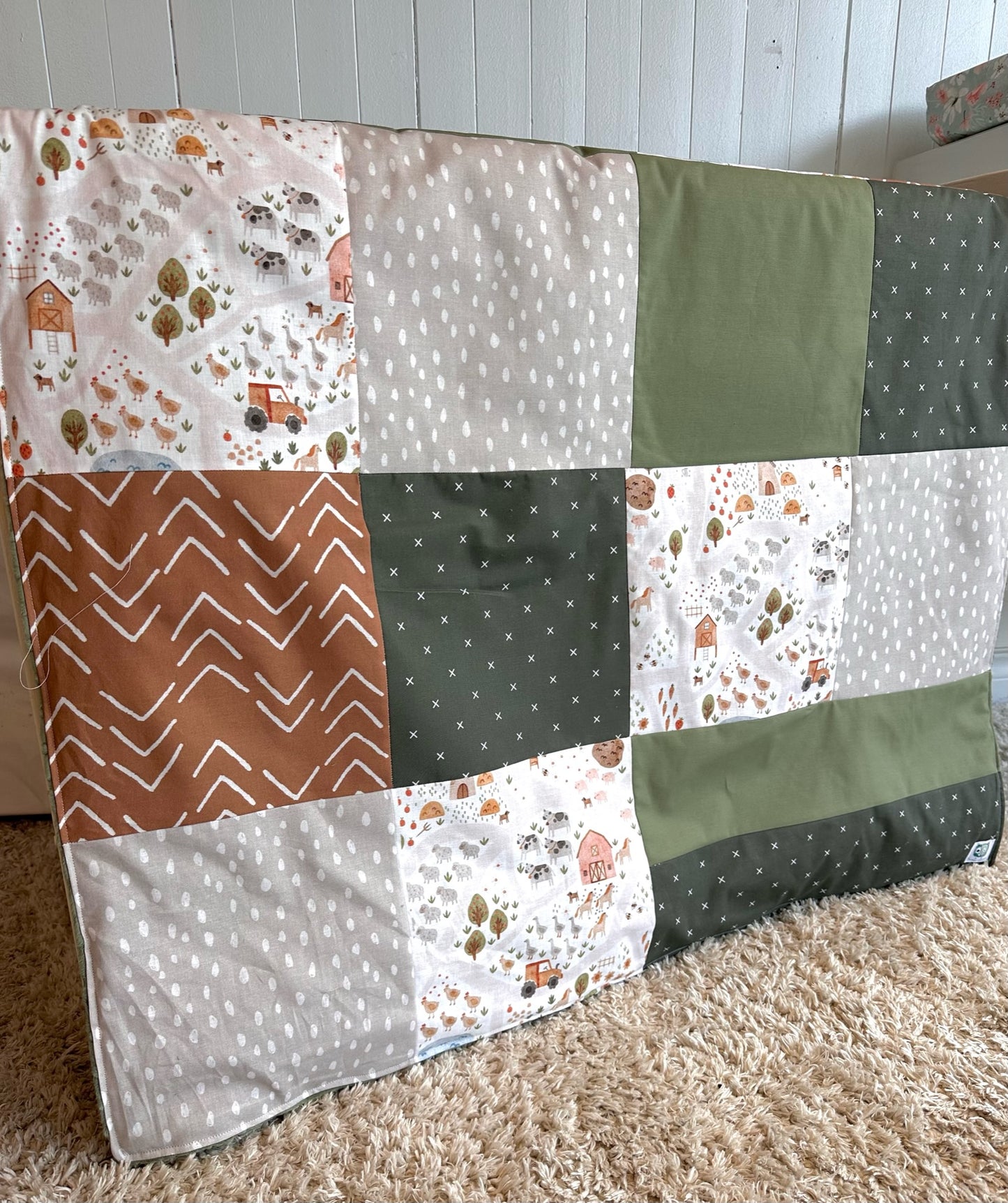 Couverture de style courtepointe À LA FERME / VERT JUNGLE terracotta, beige et vert olive. Endos doux au choix et possibilité d'ajouter des accessoires assortis