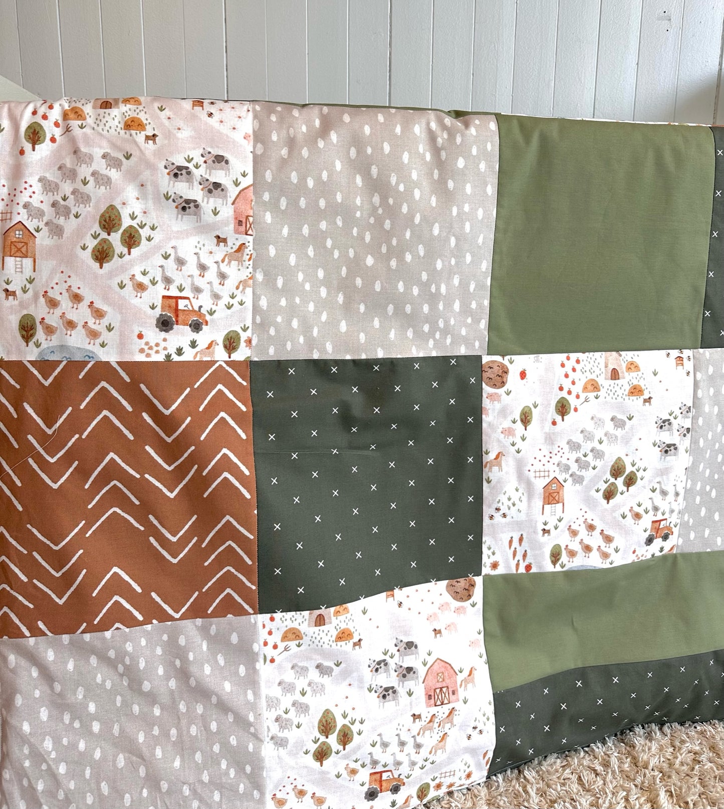 Couverture de style courtepointe À LA FERME / VERT JUNGLE terracotta, beige et vert olive. Endos doux au choix et possibilité d'ajouter des accessoires assortis