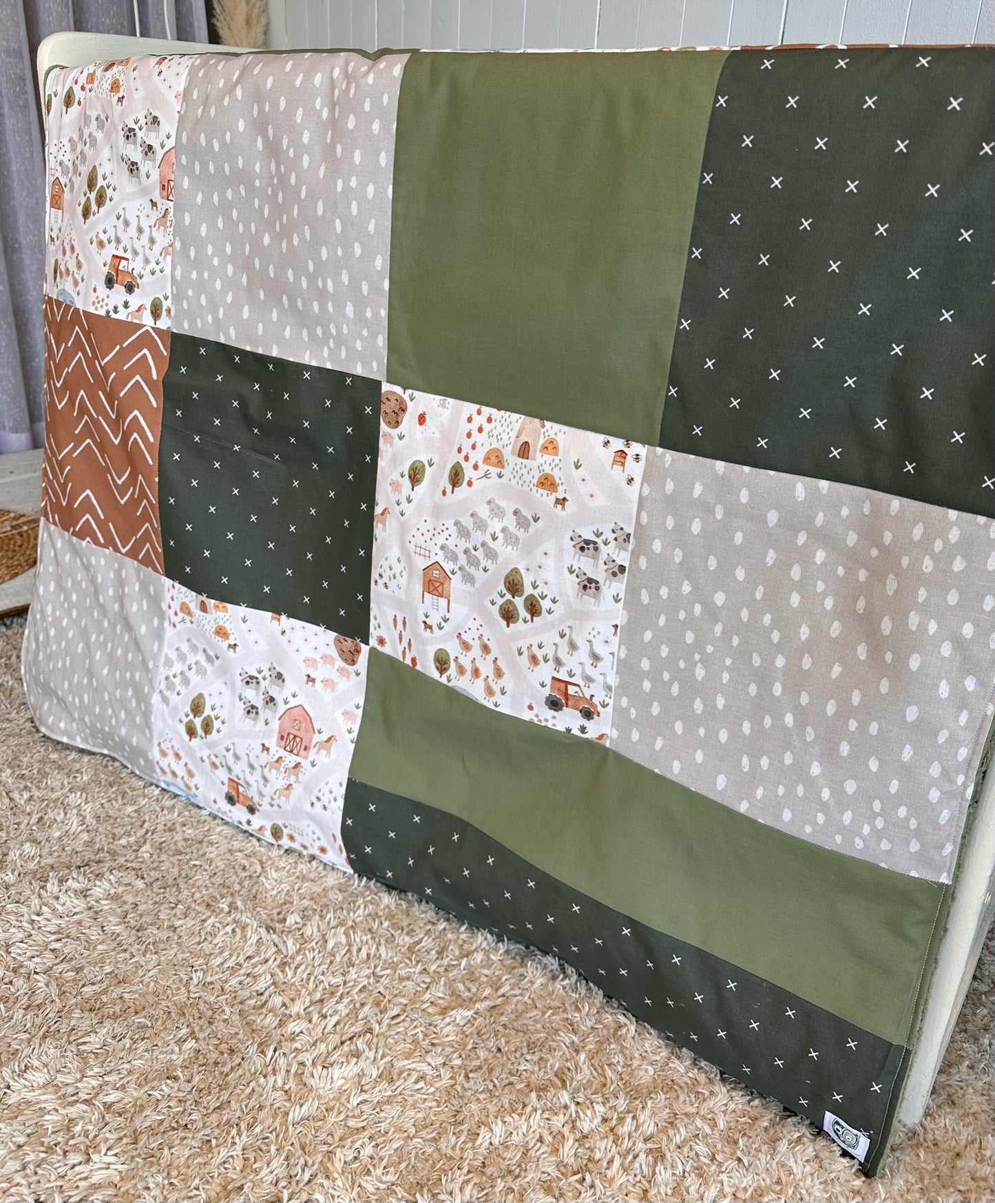 Couverture de style courtepointe À LA FERME / VERT JUNGLE terracotta, beige et vert olive. Endos doux au choix et possibilité d'ajouter des accessoires assortis