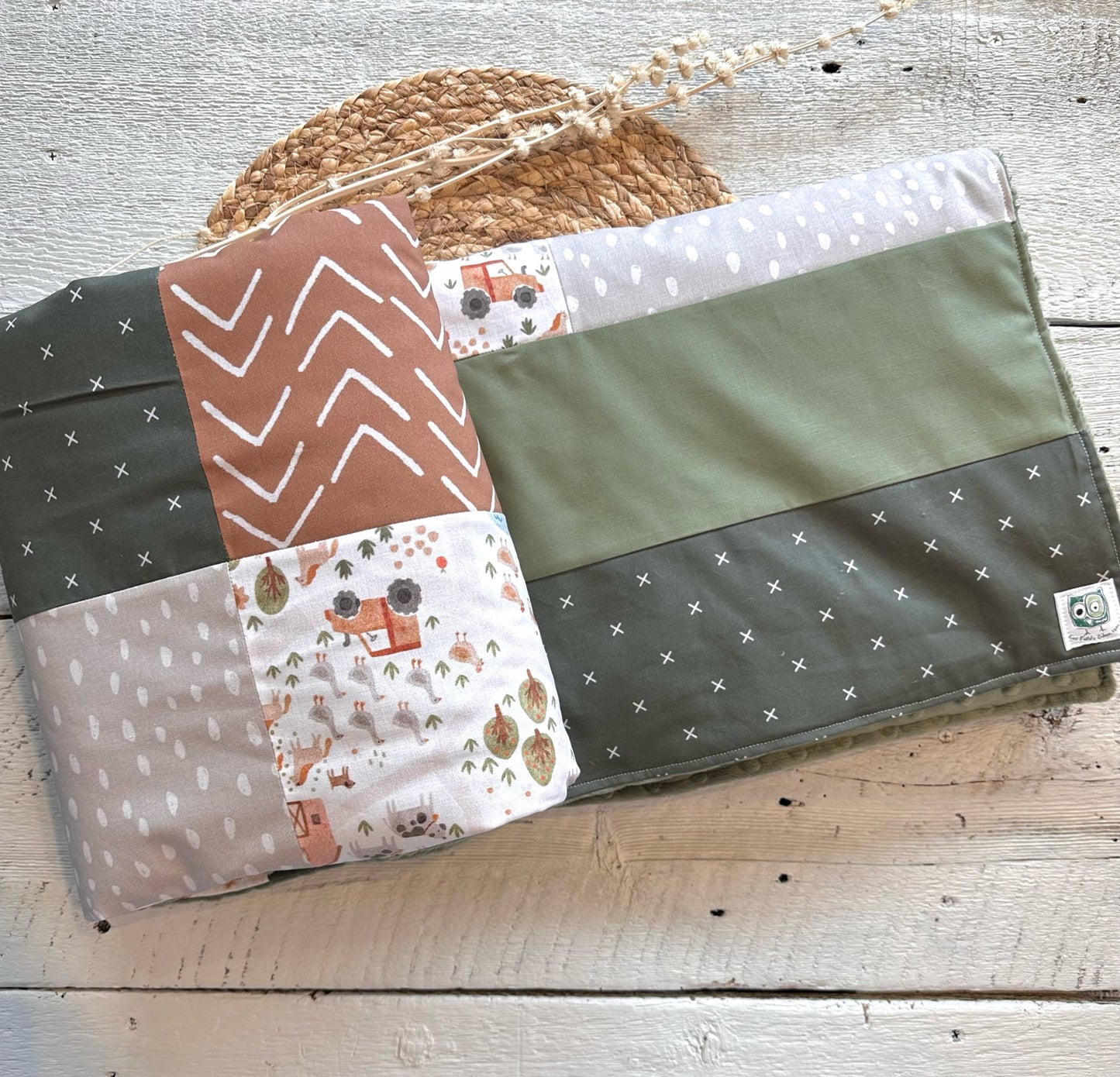 Couverture de style courtepointe À LA FERME / VERT JUNGLE terracotta, beige et vert olive. Endos doux au choix et possibilité d'ajouter des accessoires assortis