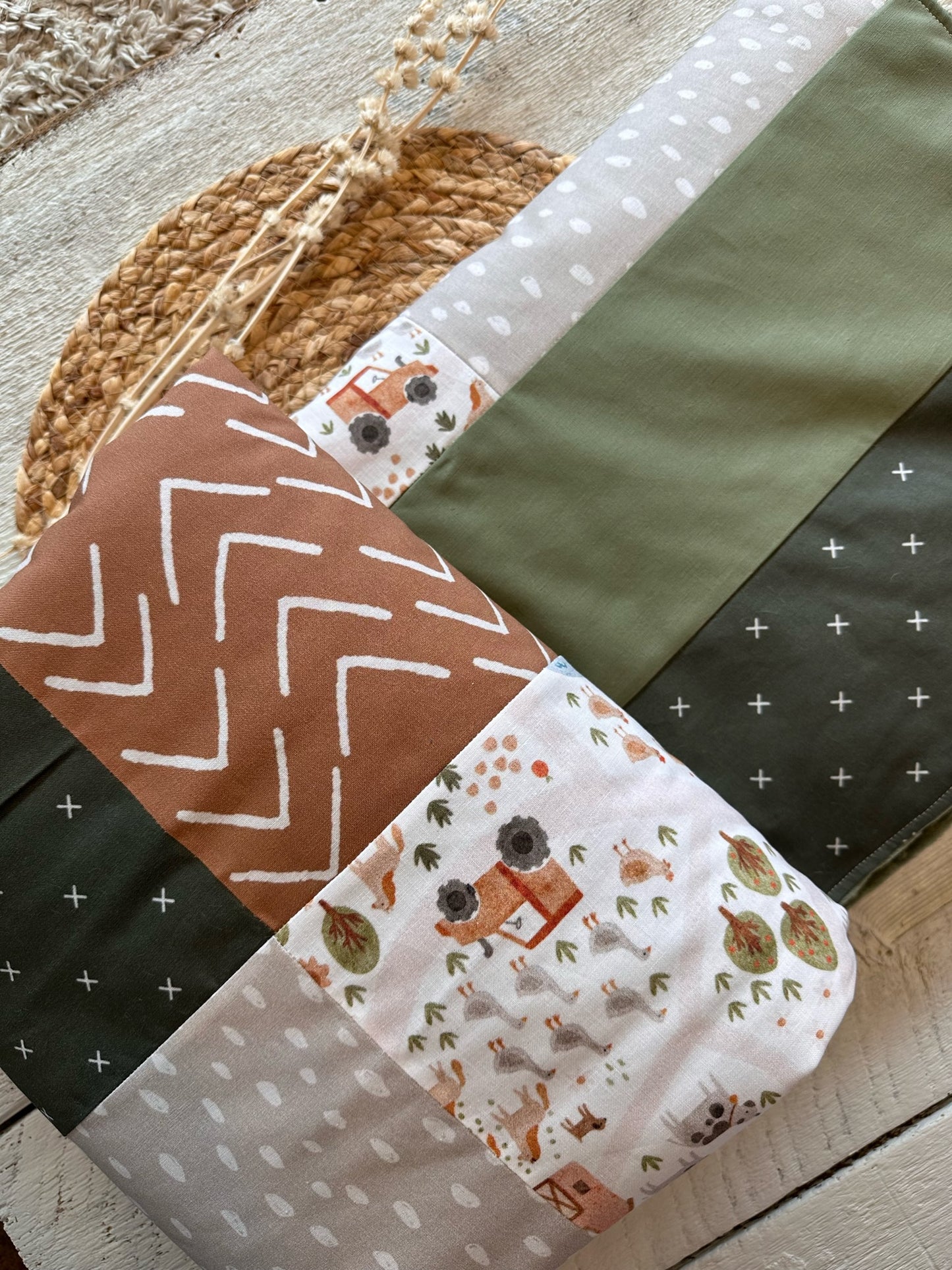 Couverture de style courtepointe À LA FERME / VERT JUNGLE terracotta, beige et vert olive. Endos doux au choix et possibilité d'ajouter des accessoires assortis