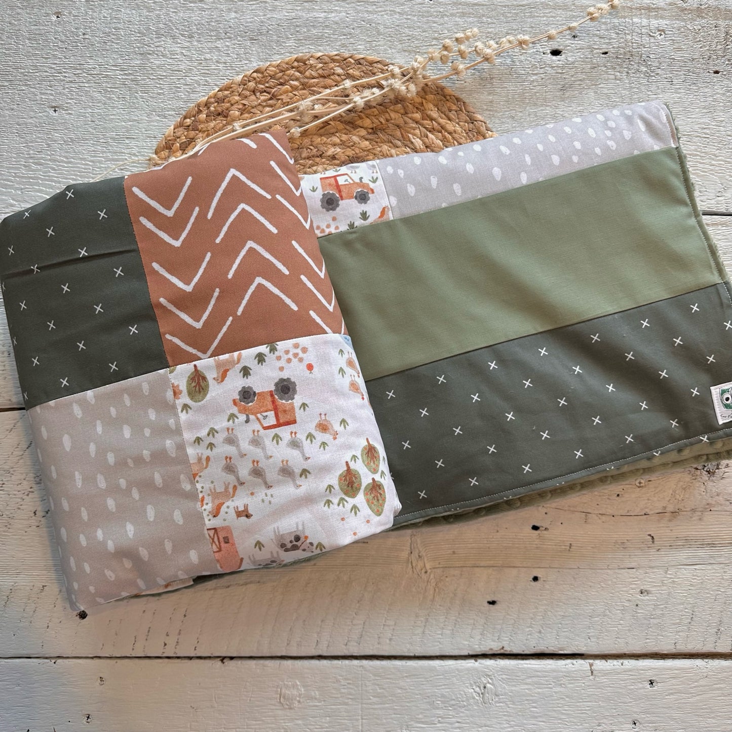 Couverture de style courtepointe À LA FERME / VERT JUNGLE terracotta, beige et vert olive. Endos doux au choix et possibilité d'ajouter des accessoires assortis