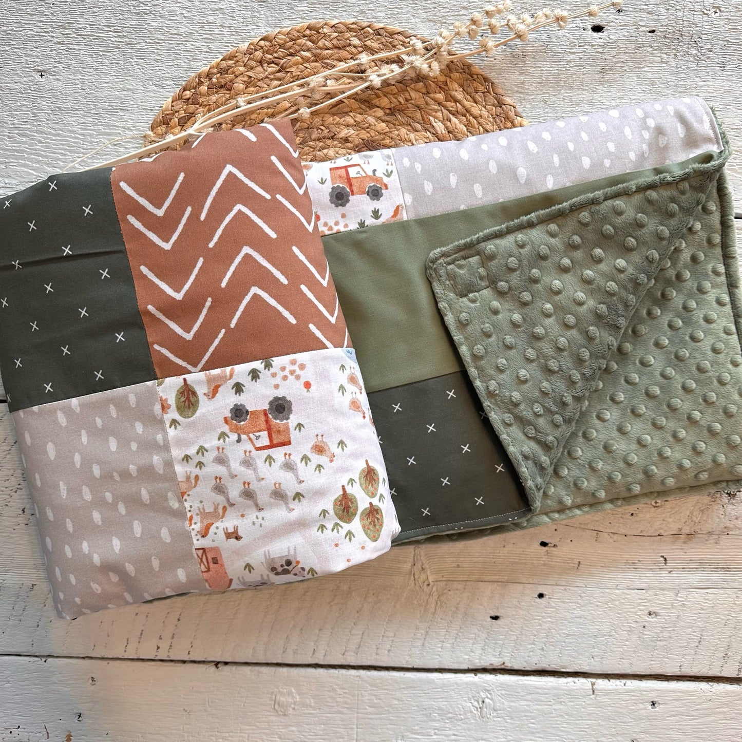 Couverture de style courtepointe À LA FERME / VERT JUNGLE terracotta, beige et vert olive. Endos doux au choix et possibilité d'ajouter des accessoires assortis