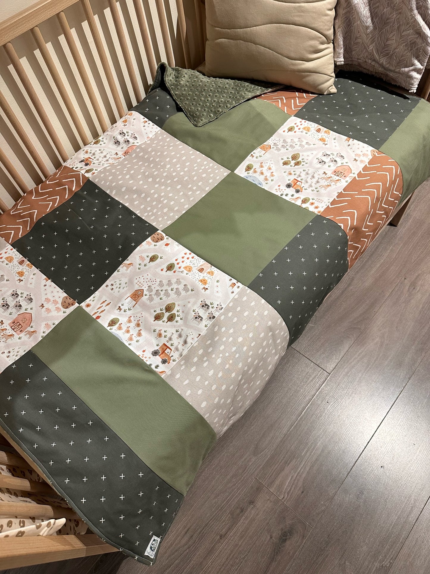 Couverture de style courtepointe À LA FERME / VERT JUNGLE terracotta, beige et vert olive. Endos doux au choix et possibilité d'ajouter des accessoires assortis