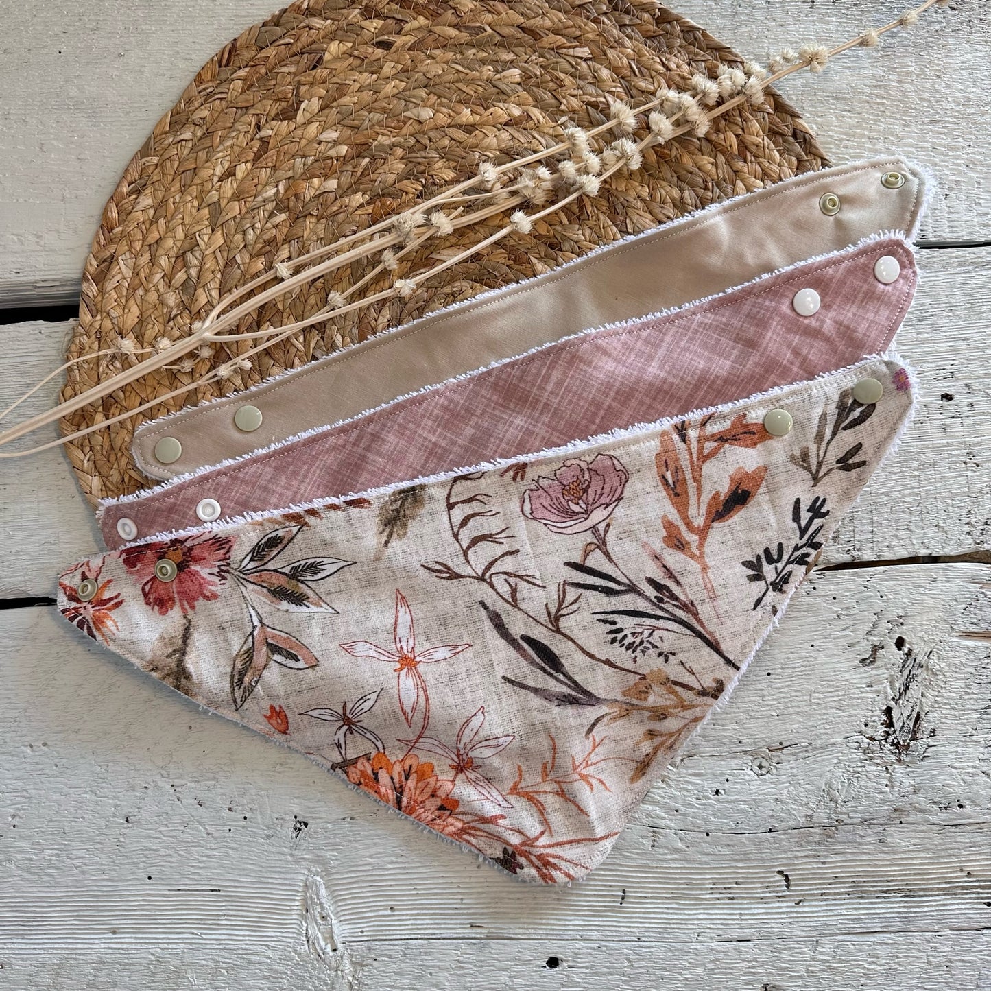 Foulard-Bavoir, petite bavette style bandana, bavoir, avec endos en ratine absorbante.