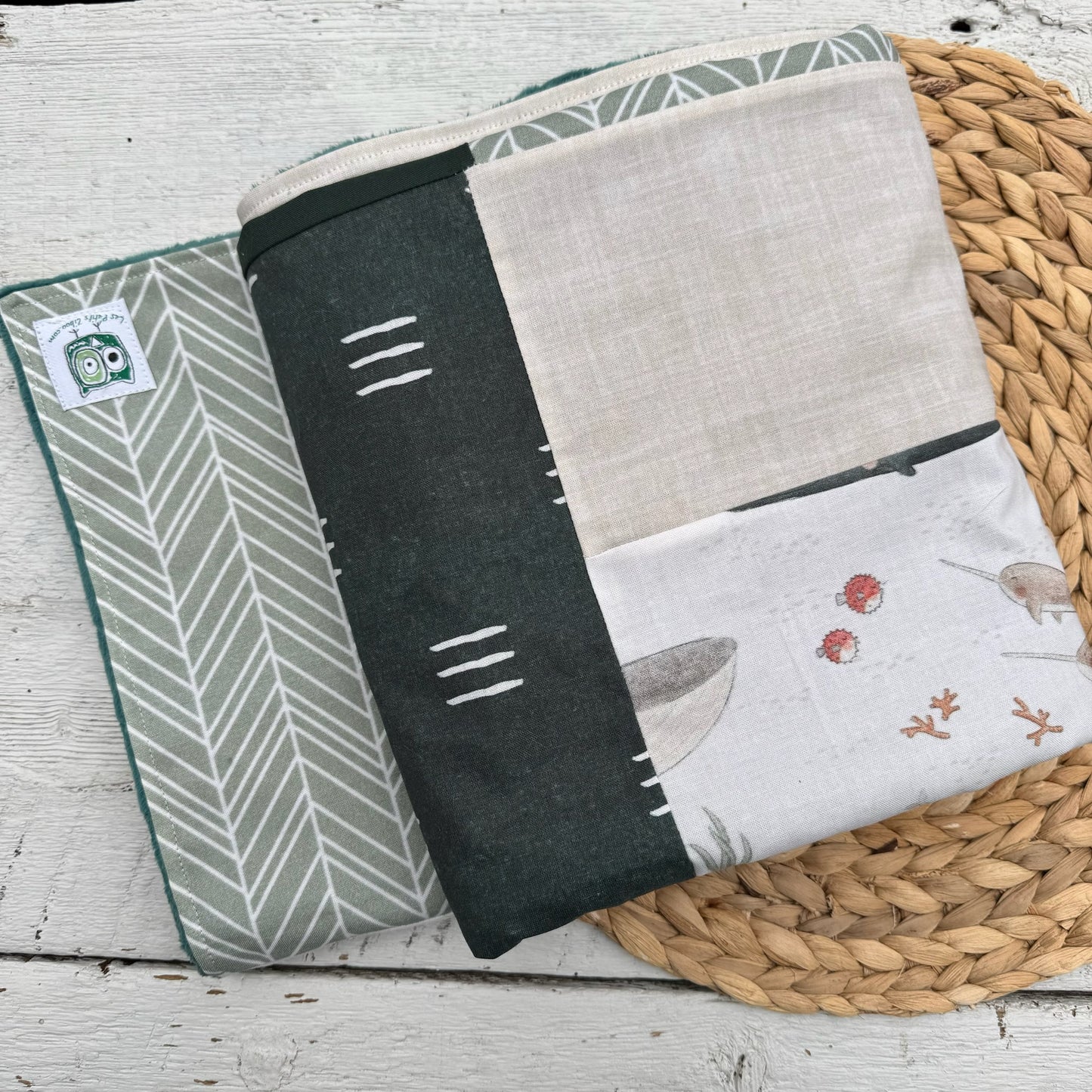 Prête à partir, Couverture de style Courtepointe Famille de Baleines, agencement sauge et vert forêt, Endos en minky doux émeraude