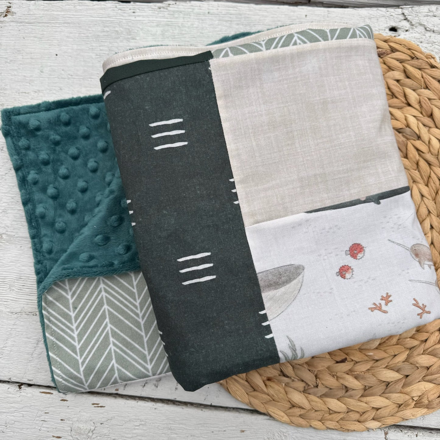 Prête à partir, Couverture de style Courtepointe Famille de Baleines, agencement sauge et vert forêt, Endos en minky doux émeraude