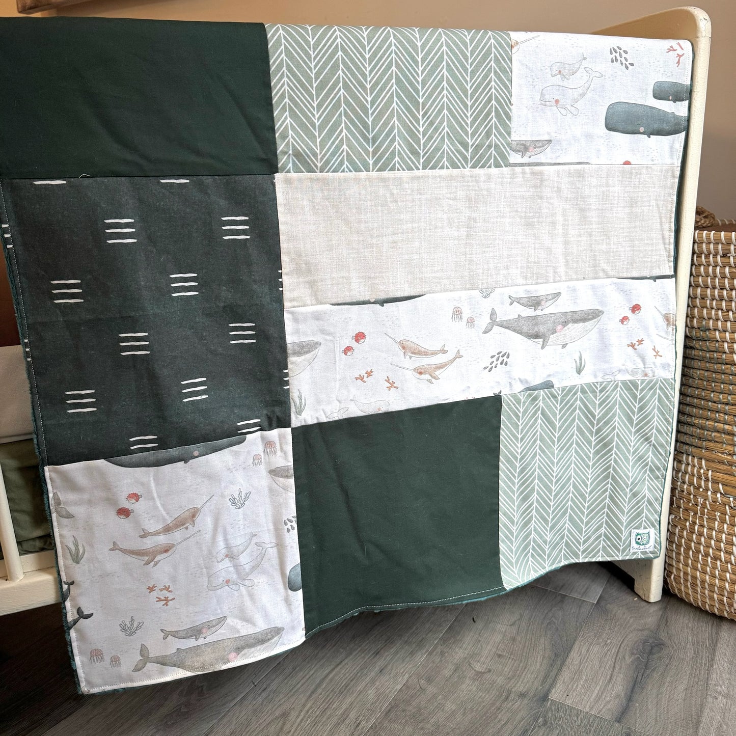 Prête à partir, Couverture de style Courtepointe Famille de Baleines, agencement sauge et vert forêt, Endos en minky doux émeraude