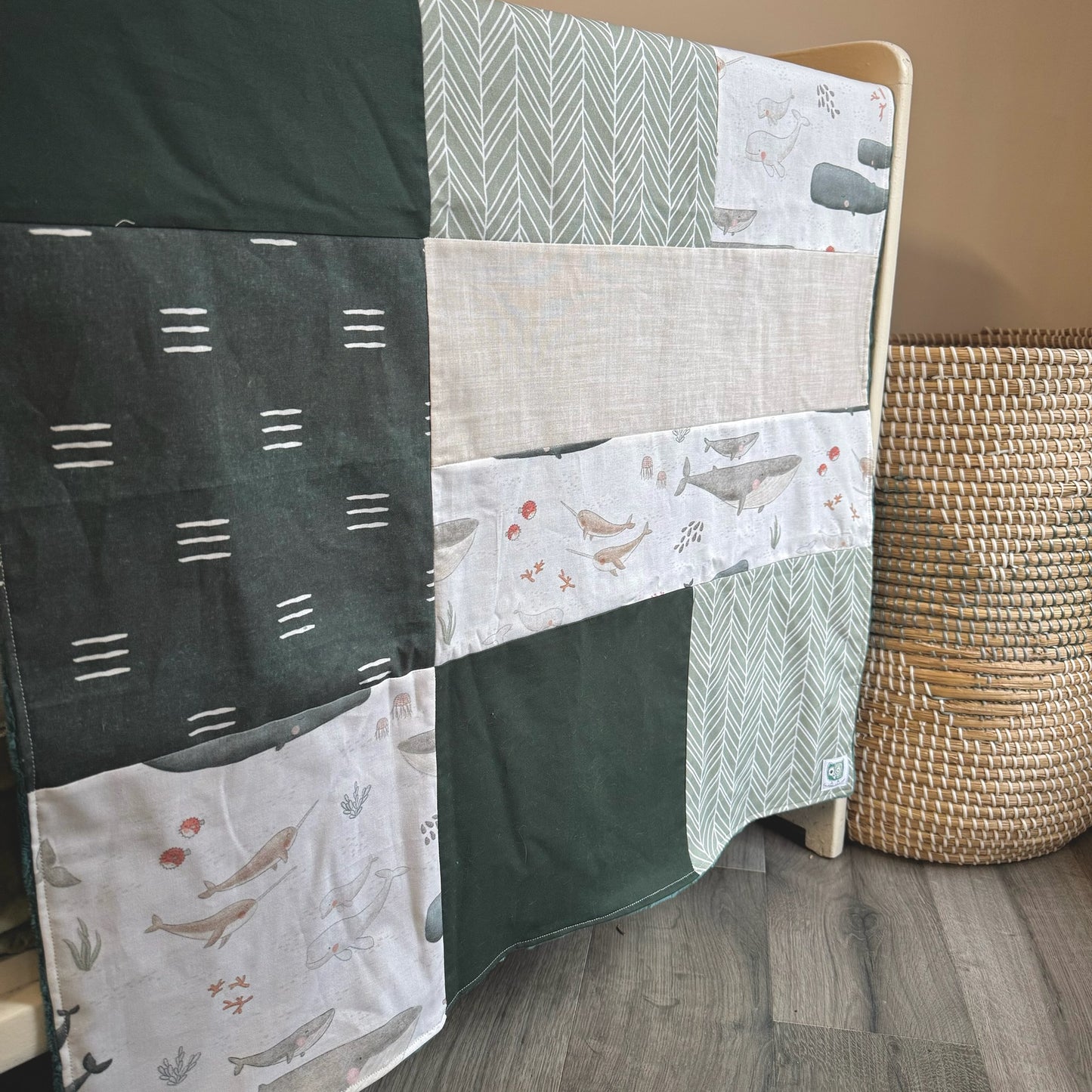 Prête à partir, Couverture de style Courtepointe Famille de Baleines, agencement sauge et vert forêt, Endos en minky doux émeraude