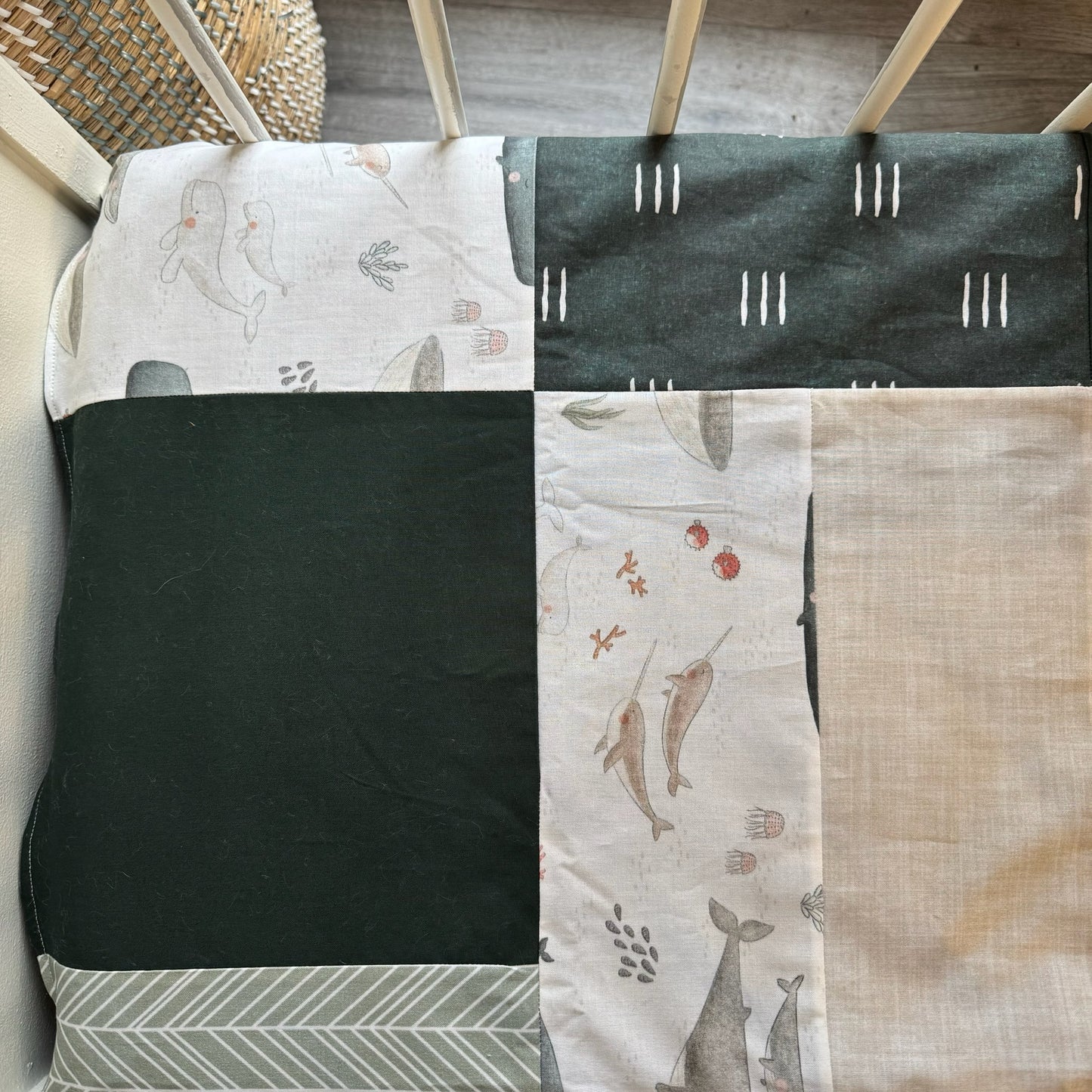 Prête à partir, Couverture de style Courtepointe Famille de Baleines, agencement sauge et vert forêt, Endos en minky doux émeraude