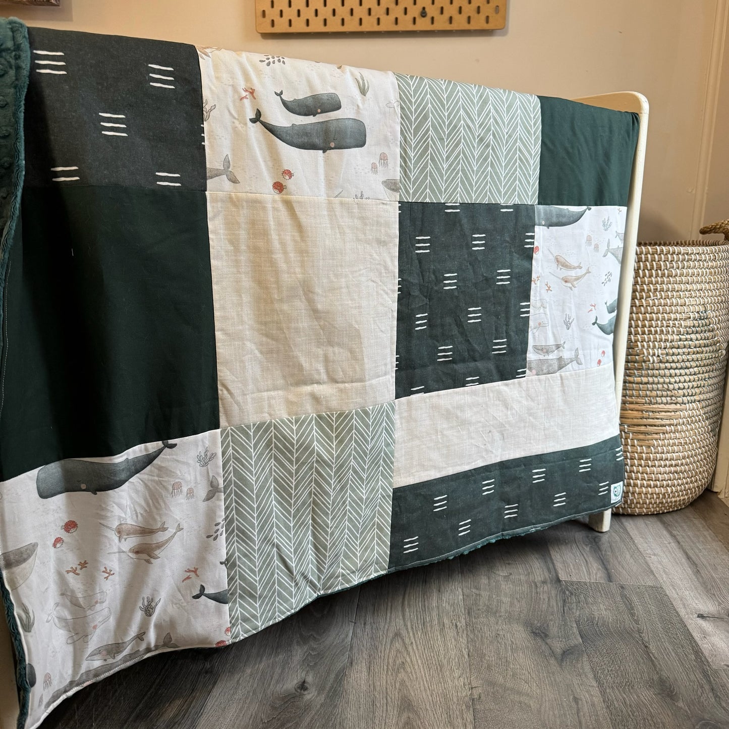 Prête à partir, Couverture de style Courtepointe Famille de Baleines, agencement sauge et vert forêt, Endos en minky doux émeraude