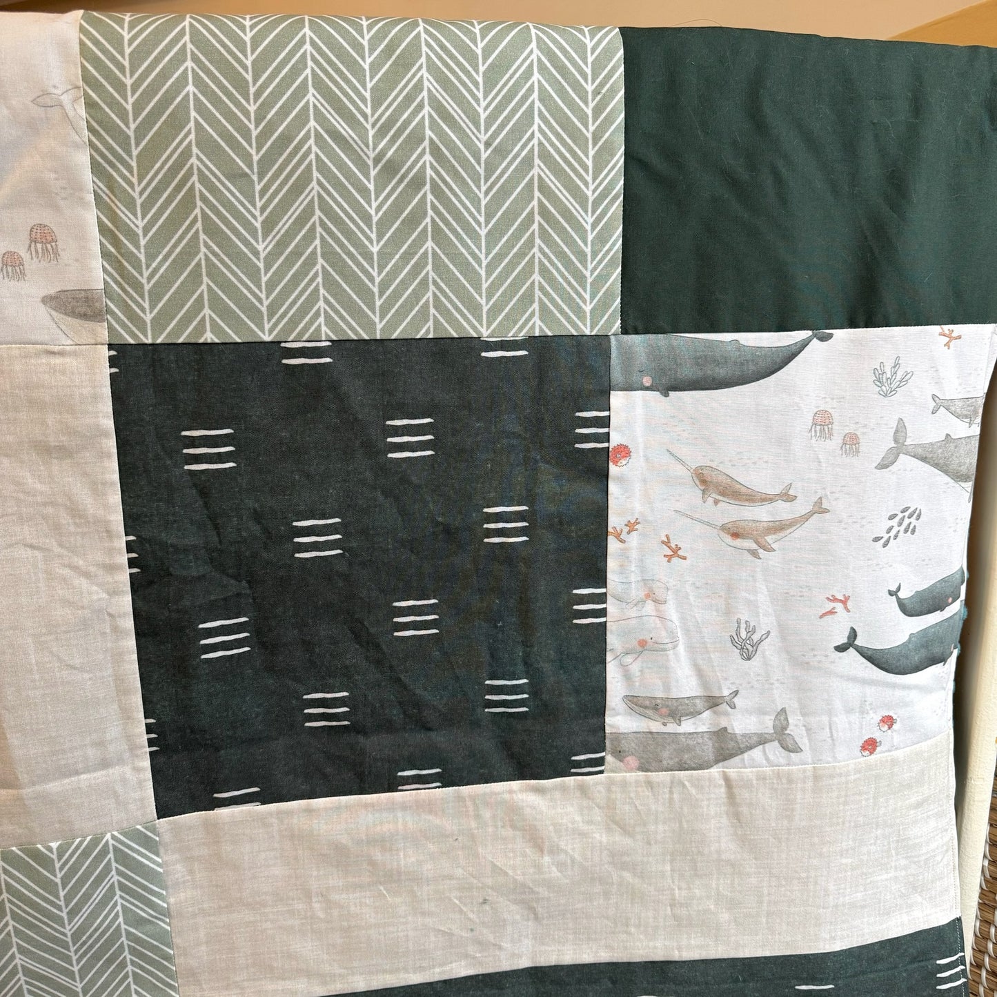 Prête à partir, Couverture de style Courtepointe Famille de Baleines, agencement sauge et vert forêt, Endos en minky doux émeraude
