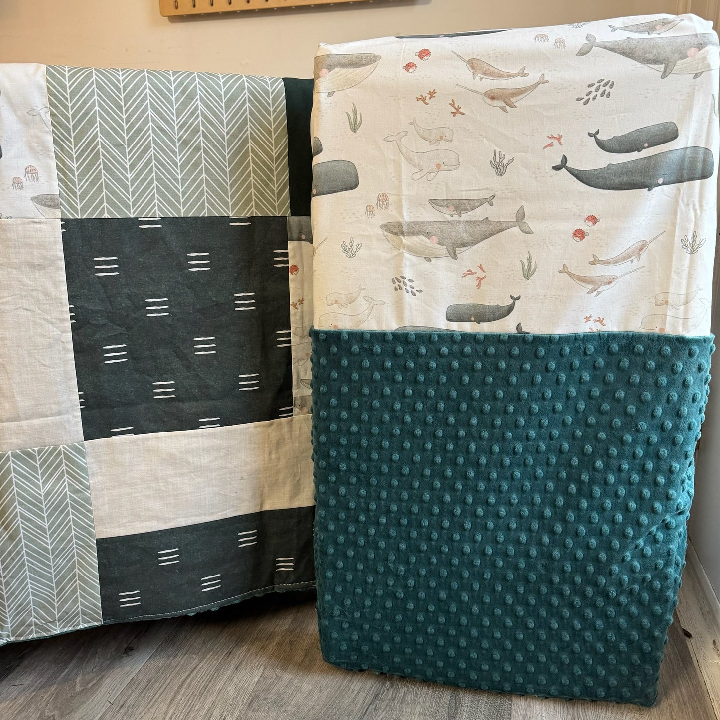 Prête à partir, Couverture de style Courtepointe Famille de Baleines, agencement sauge et vert forêt, Endos en minky doux émeraude