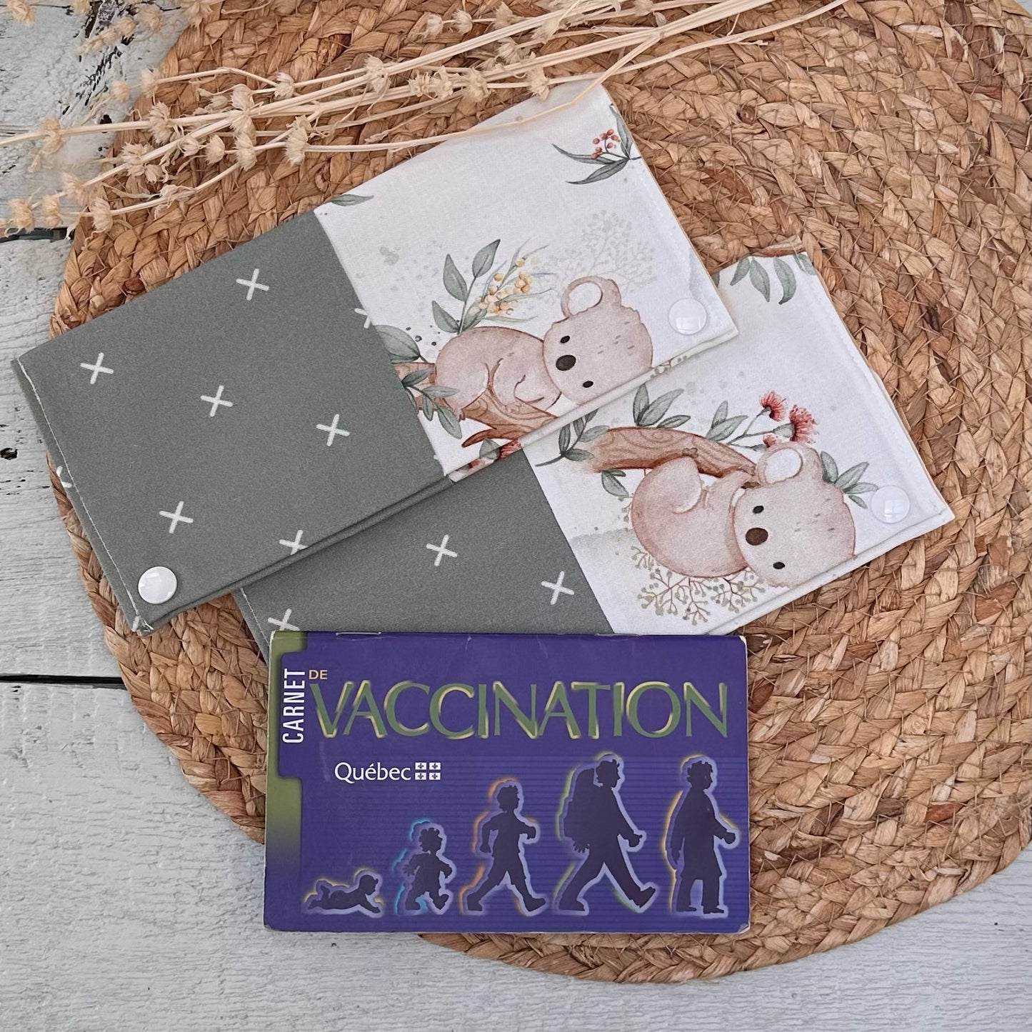 Protège carnet de santé pouvant contenir 2-3 carnets et 8-10 cartes