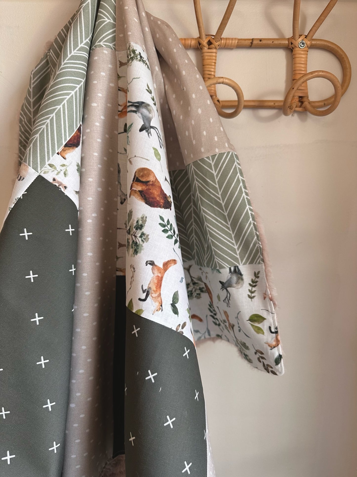 Couverture de style courtepointe ANIMAUX DE LA FORÊT (pois beige, X olive, chevron vert) Endos doux au choix et possibilité d'ajouter des accessoires assortis