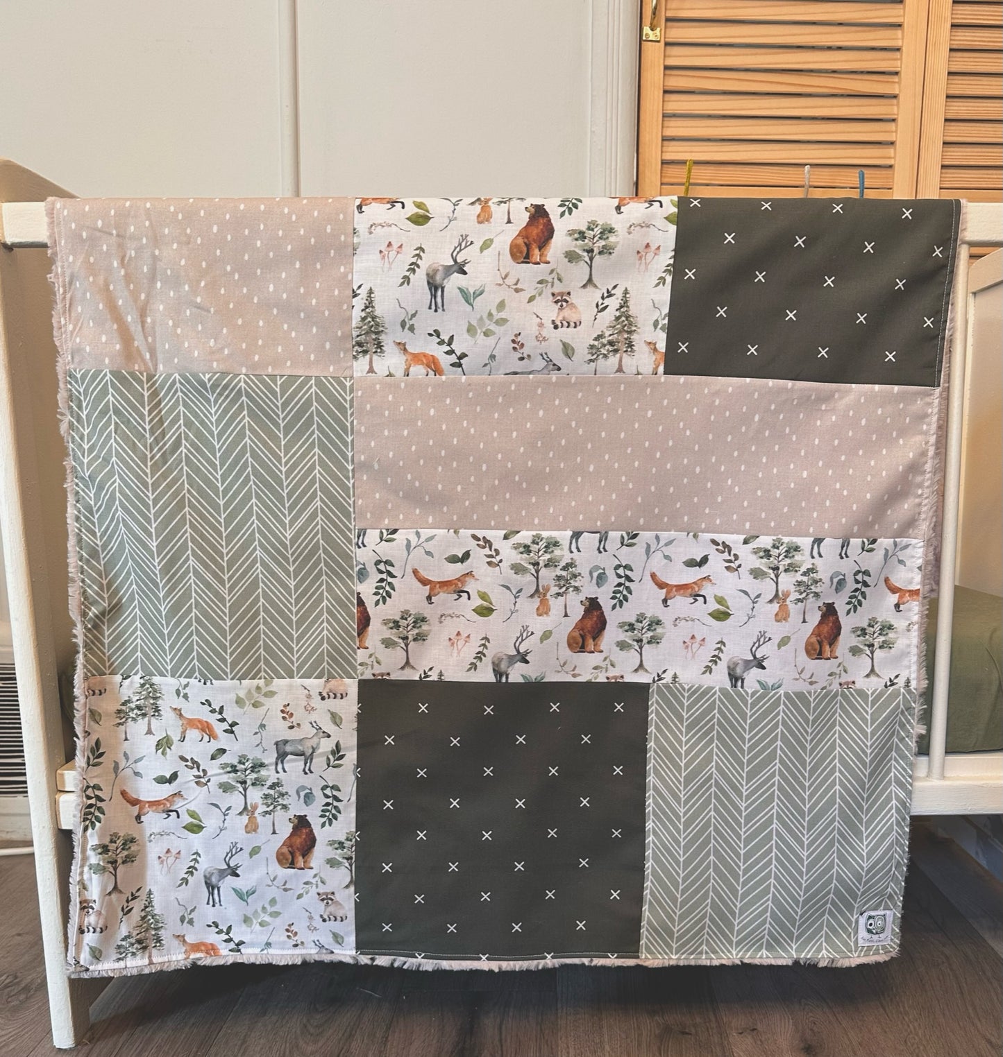 Couverture de style courtepointe ANIMAUX DE LA FORÊT (pois beige, X olive, chevron vert) Endos doux au choix et possibilité d'ajouter des accessoires assortis
