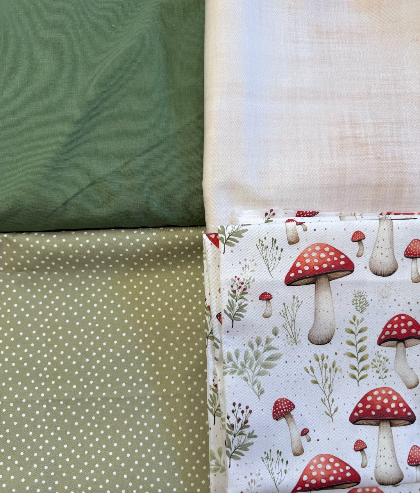 Couverture de style courtepointe Champignons, légèrement matelassée. Endos doux au choix et possibilité d'ajouter des accessoires assortis (délai 2-4 semaines)